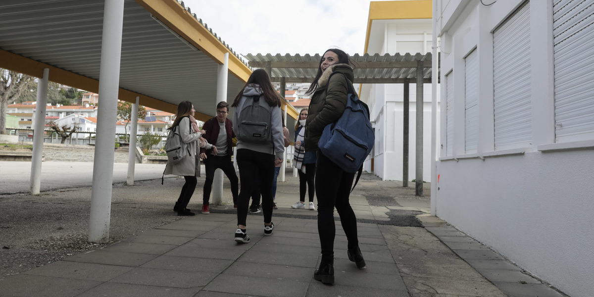 Alunos de secundária de Leiria levam mantas para a escola para enfrentar o frio
