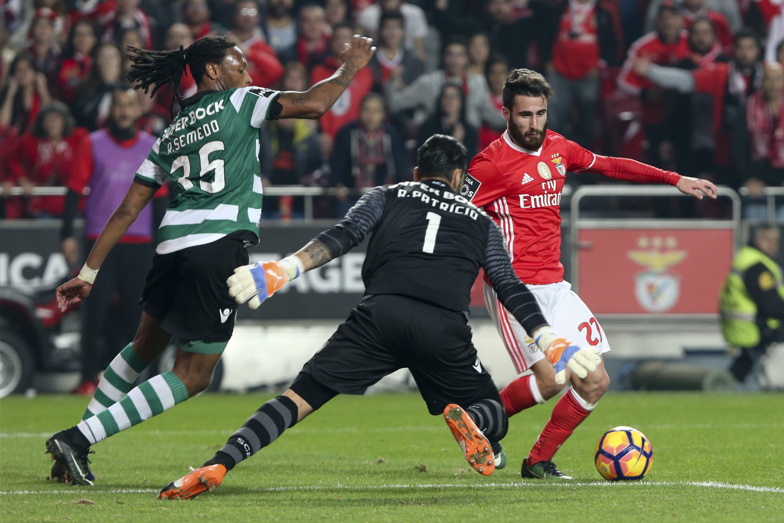 Benfica 2 – 1 Sporting: Dérbi de papel e cartão