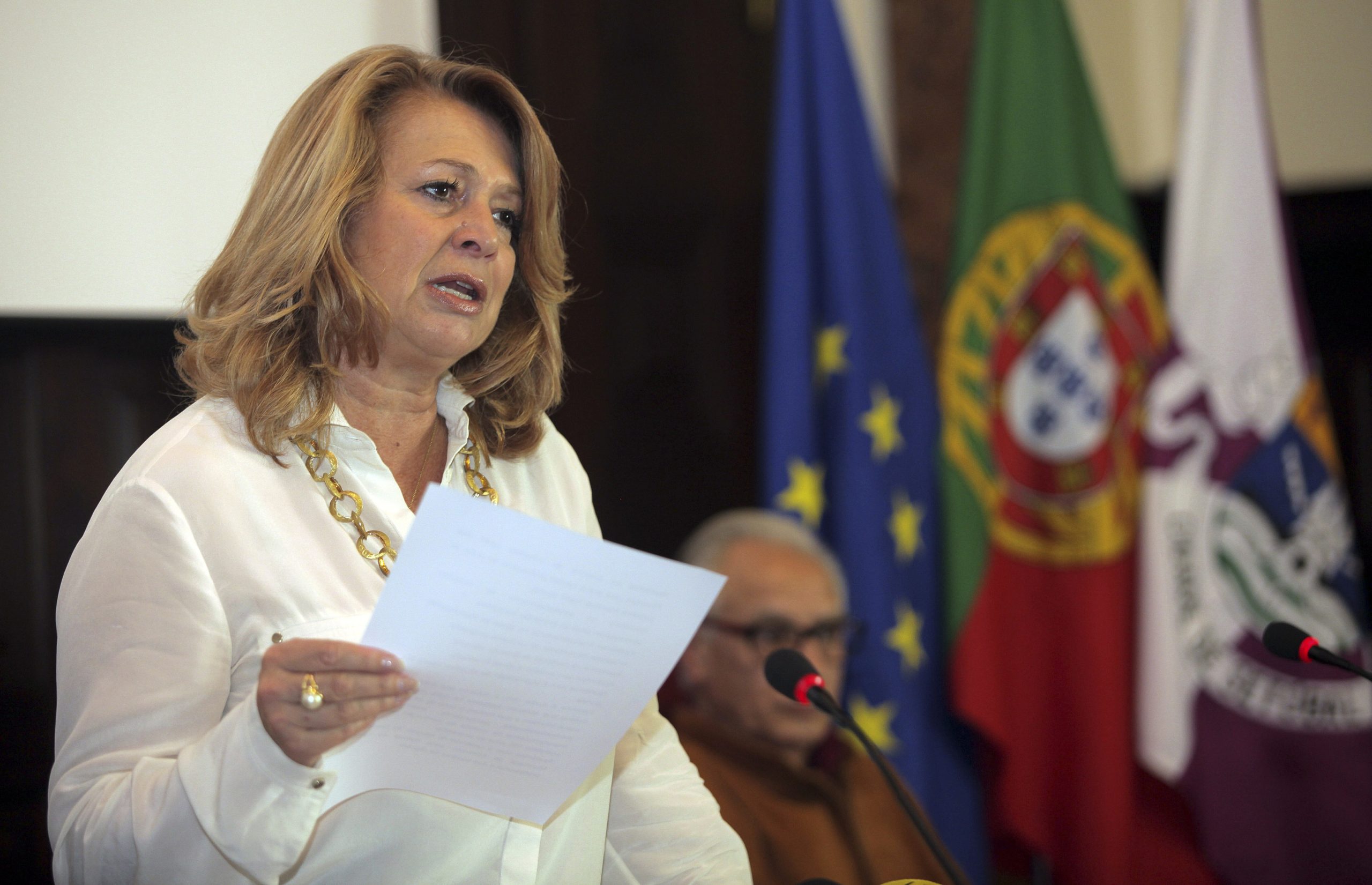 Auditoria diz que Maria das Dores Meira gastou mais de 100 mil euros do cartão de crédito da autarquia. É de novo candidata à Câmara de Setúbal