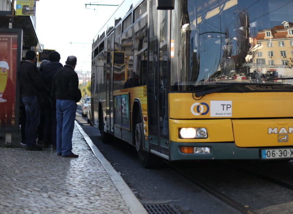 Clientes da CP podem usar Carris durante suspensão de comboios entre Alcântara e Campolide
