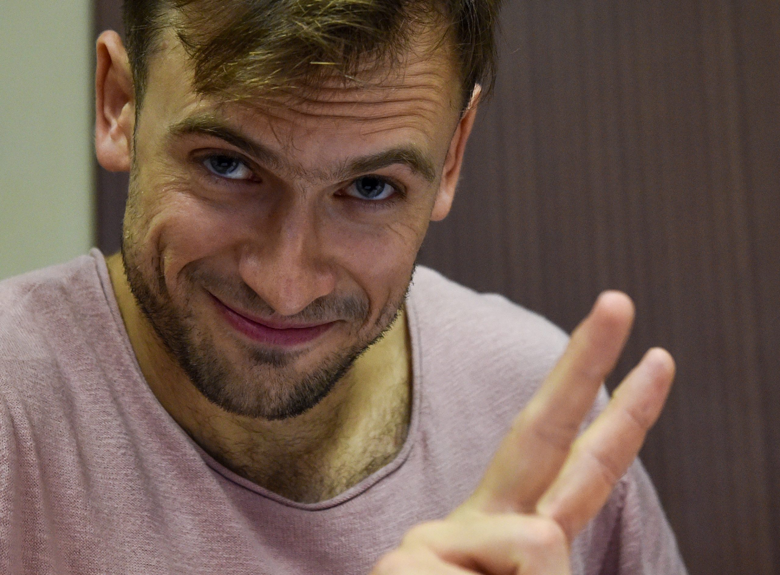 Ativista do coletivo Pussy Riot é internado em Berlim após ser detido na Rússia