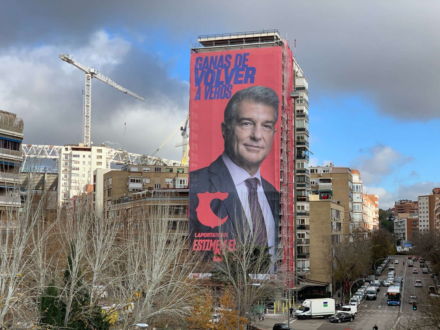“Ansioso por voltar a ver-vos”. Candidato à presidência do Barcelona colocou um cartaz perto do estádio do Real Madrid