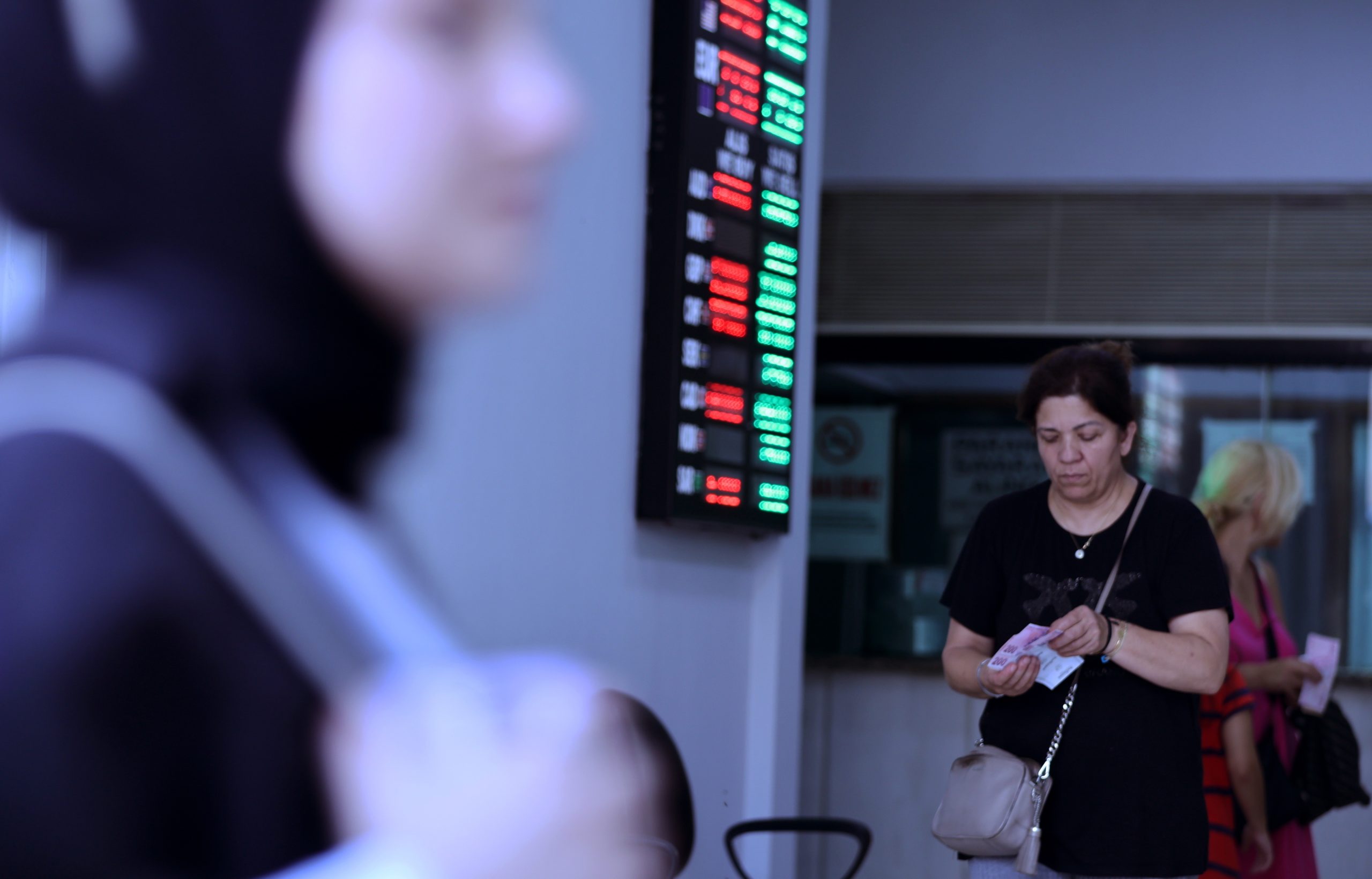 Taxa de juro turca chega aos 30%. Banco central quer acelerar a desinflação