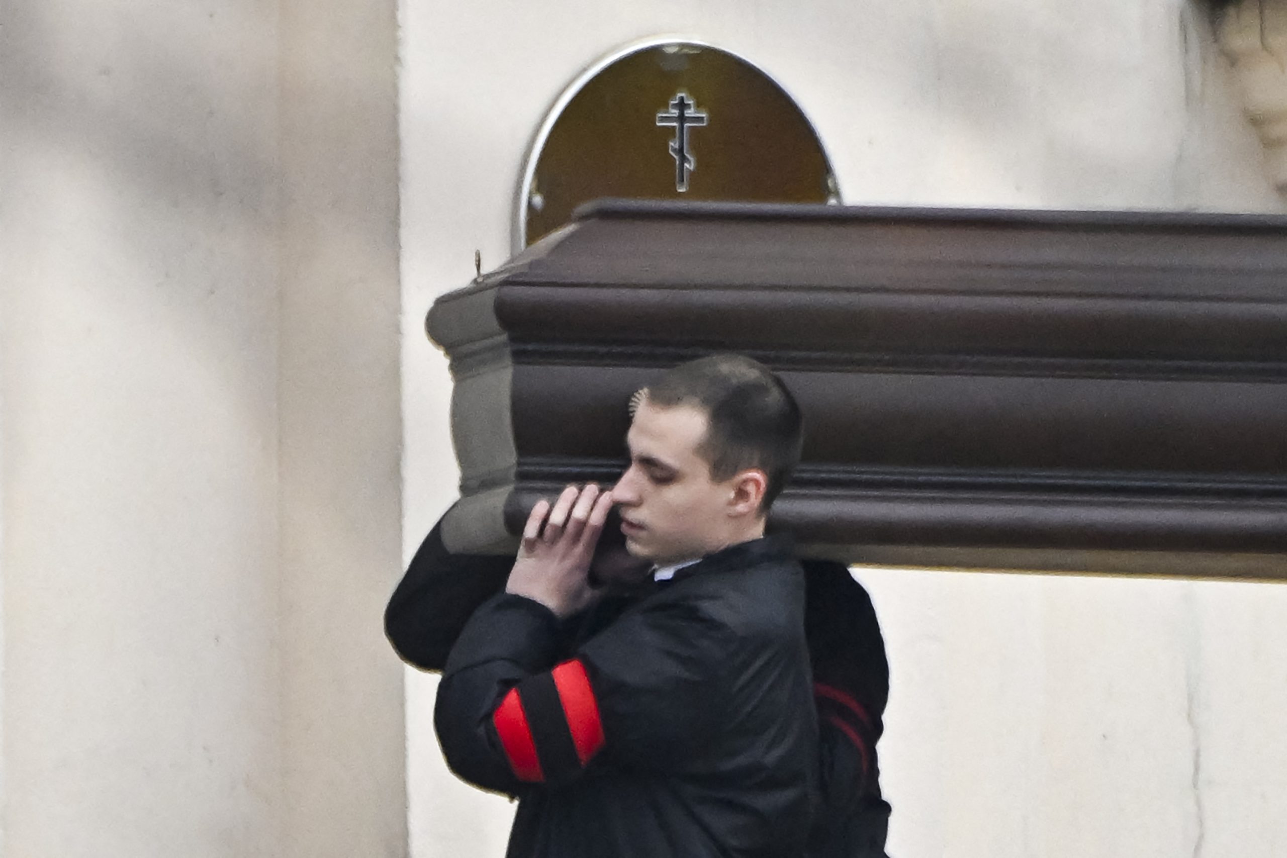 Centenas de russos marcam presença no funeral de Navalny