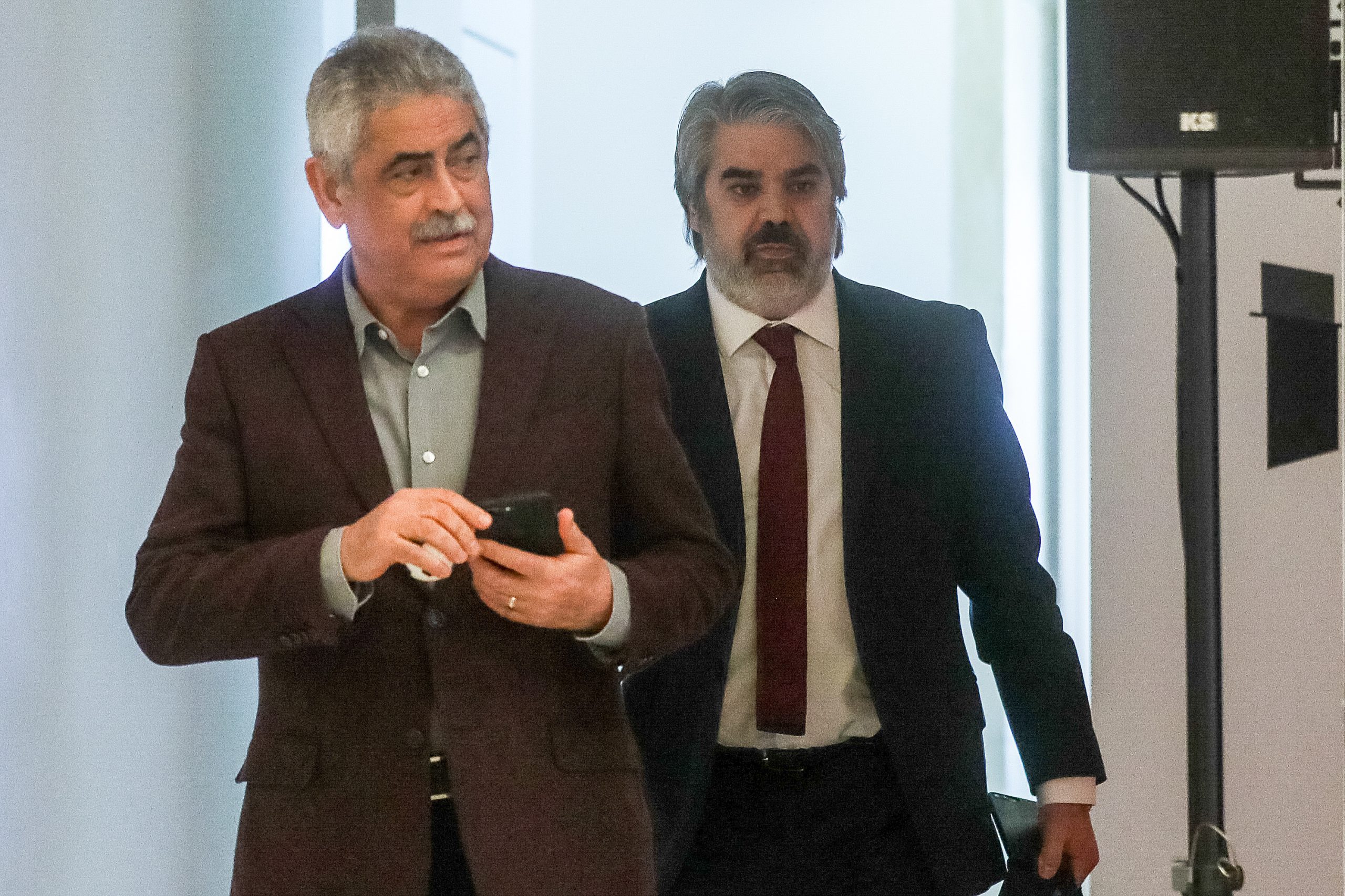 Luís Filipe Vieira e Paulo Gonçalves acusados de desviar milhões de euros na aquisição de três jogadores brasileiros