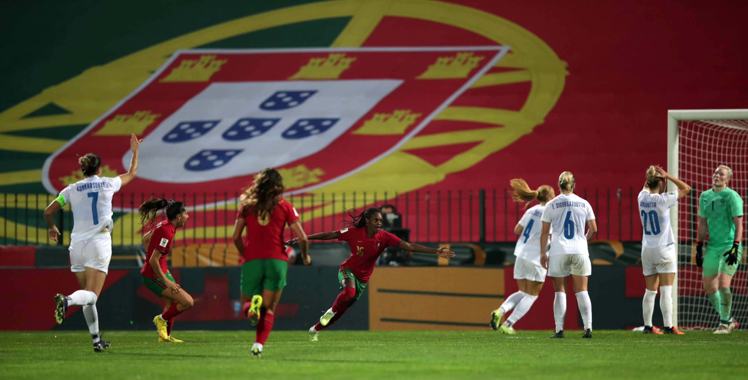 Heroínas na Nova Zelândia, precárias em Portugal. Será este o Mundial de Futebol Feminino que muda a história?