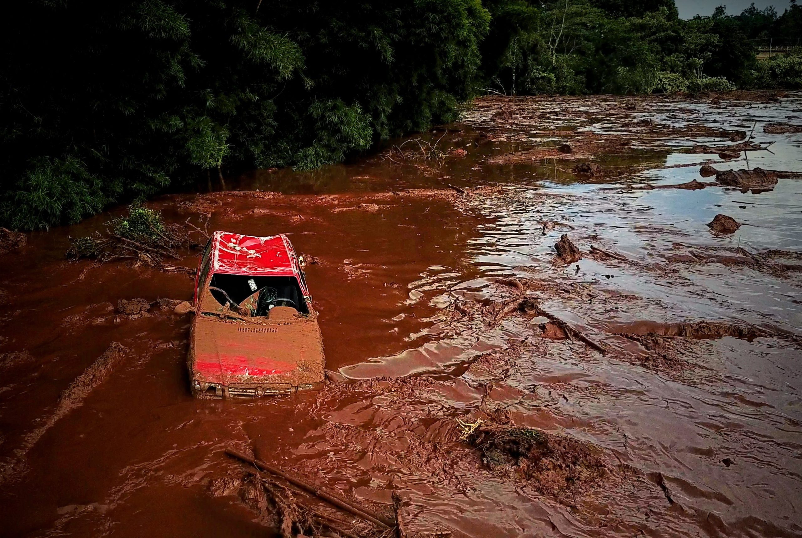 Novo balanço: nove mortos e até 300 desaparecidos em rutura de barragem no Brasil