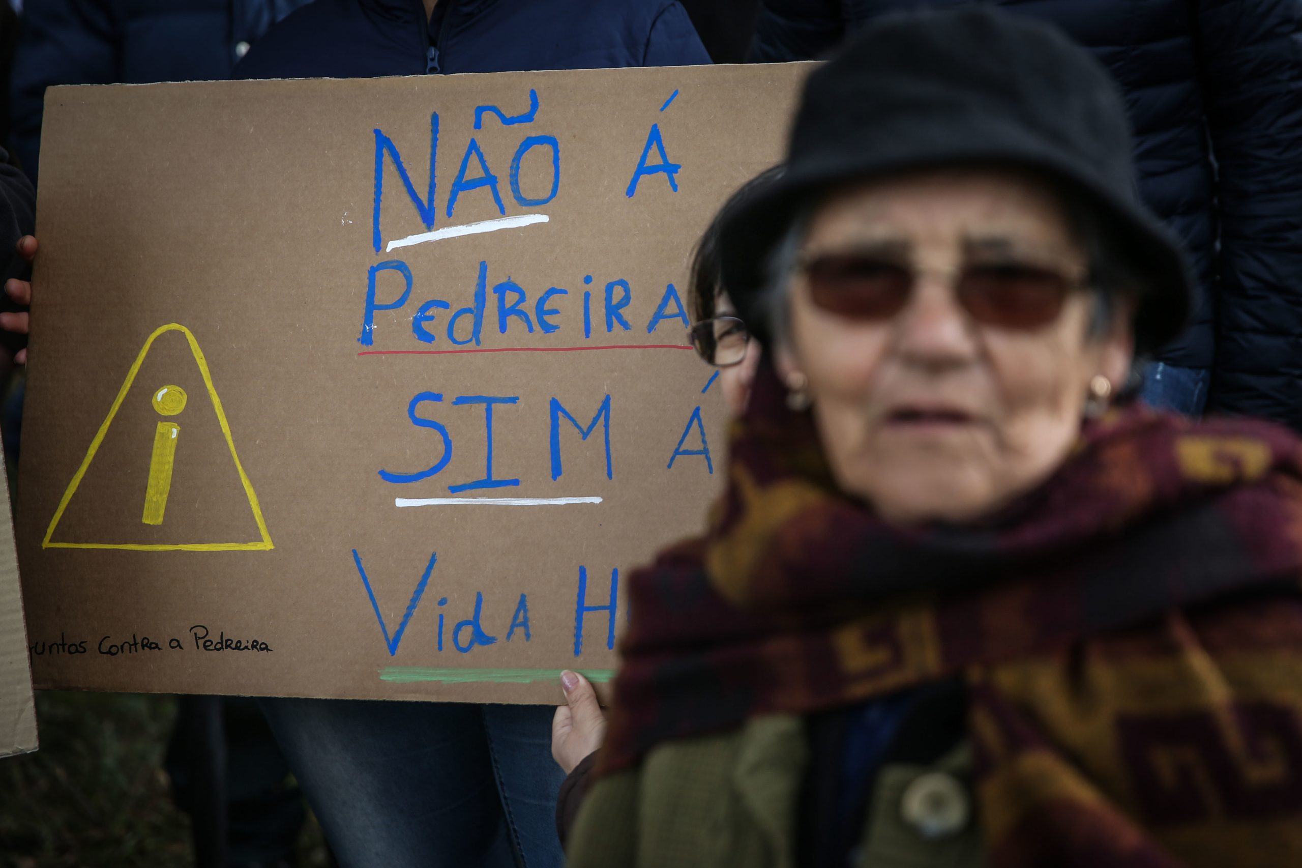 “Um atentado ambiental”. Contestação a reabertura de pedreira junta políticos e moradores de aldeia de Carregal do Sal