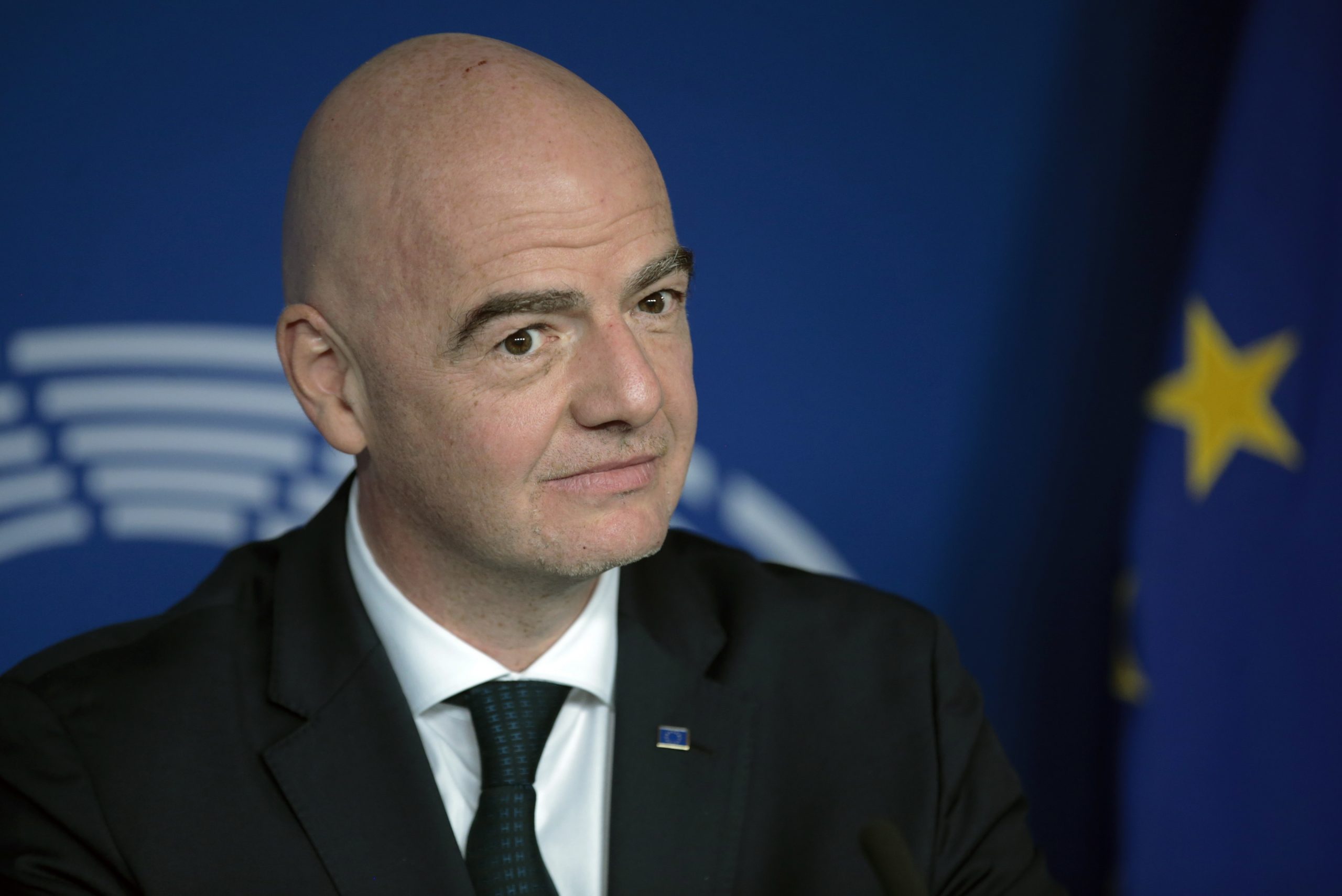 Presidente da FIFA presta homenagem a Berlusconi: ‘visionário’