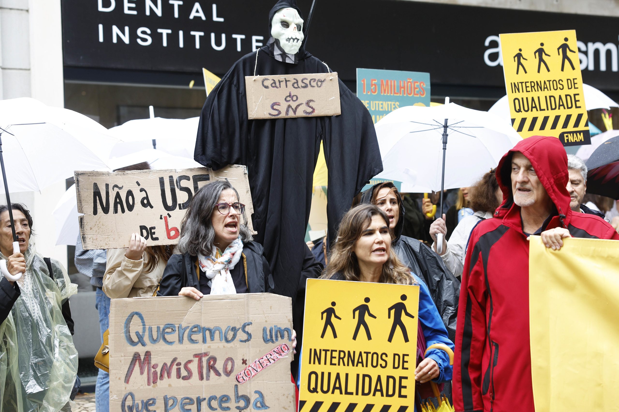 Cerca de 300 médicos manifestam-se junto ao Ministério da Saúde em defesa do SNS
