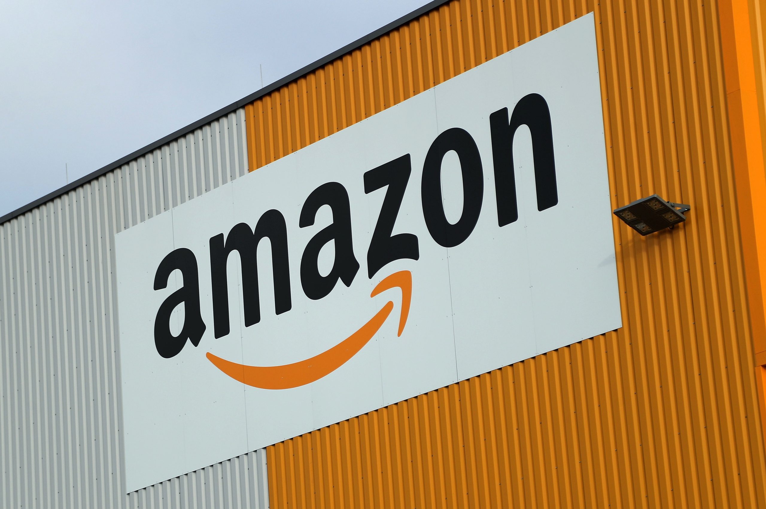 Itália multa Amazon e Apple em 200 milhões de euros por infrações às regras da concorrência