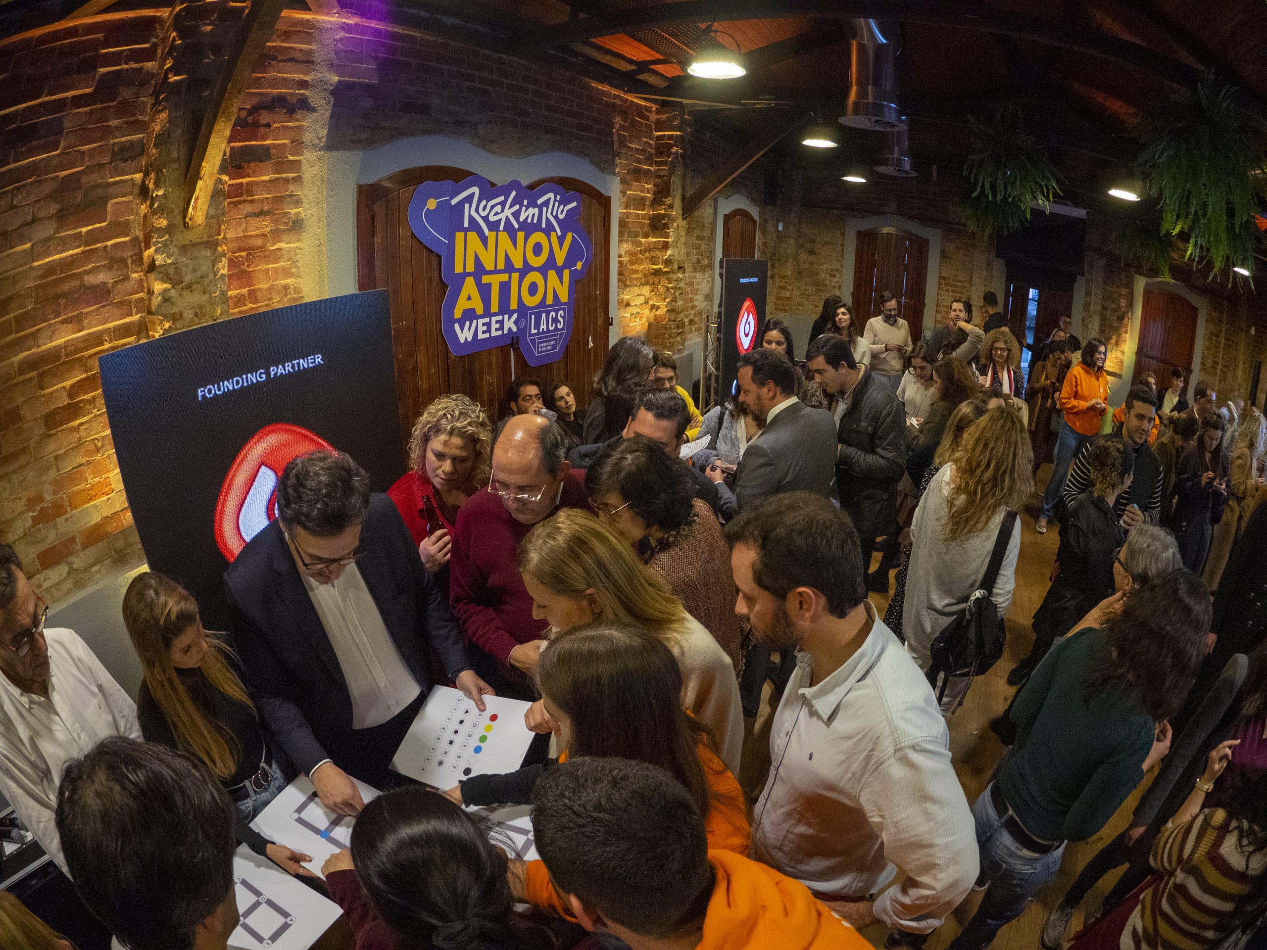 Pode um jogo ensinar uma empresa a trabalhar? 130 pessoas “presas” numa sala descobriram que sim