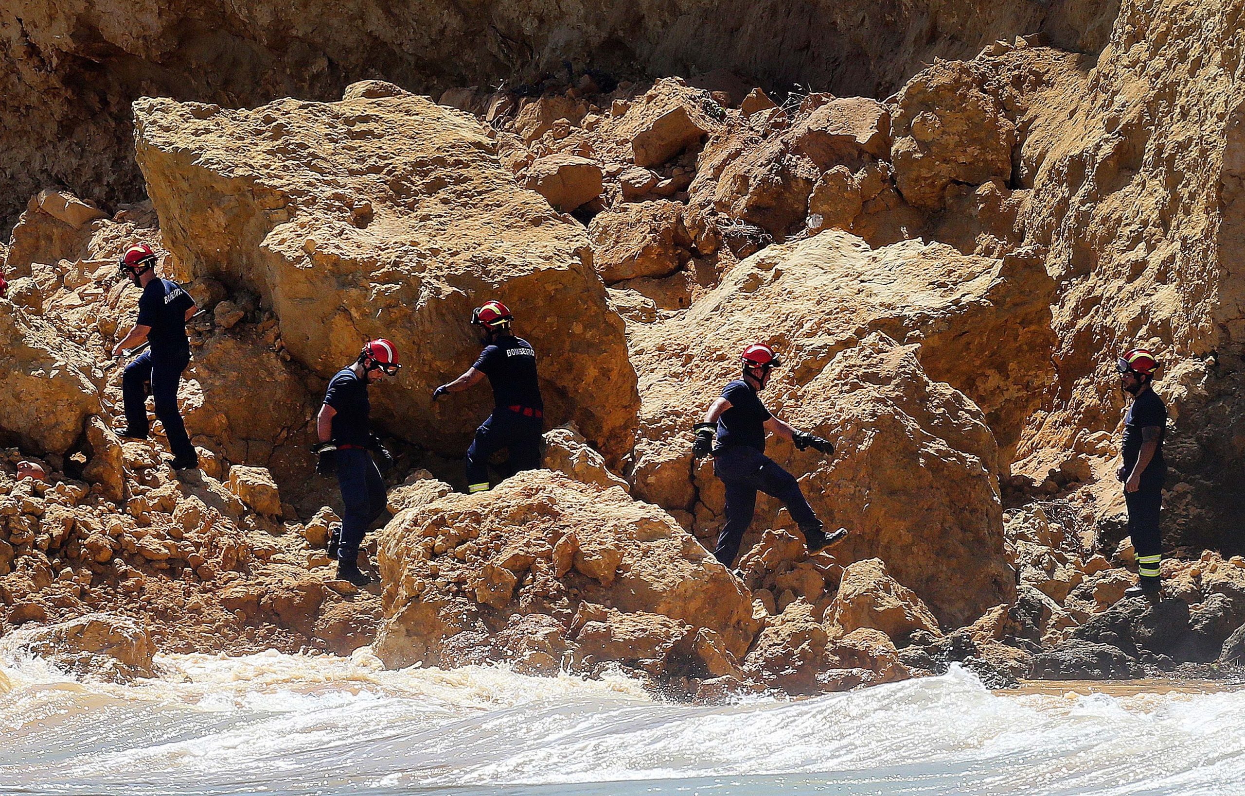 Autoridades fazem derrocada controlada de arriba em praia de Albufeira