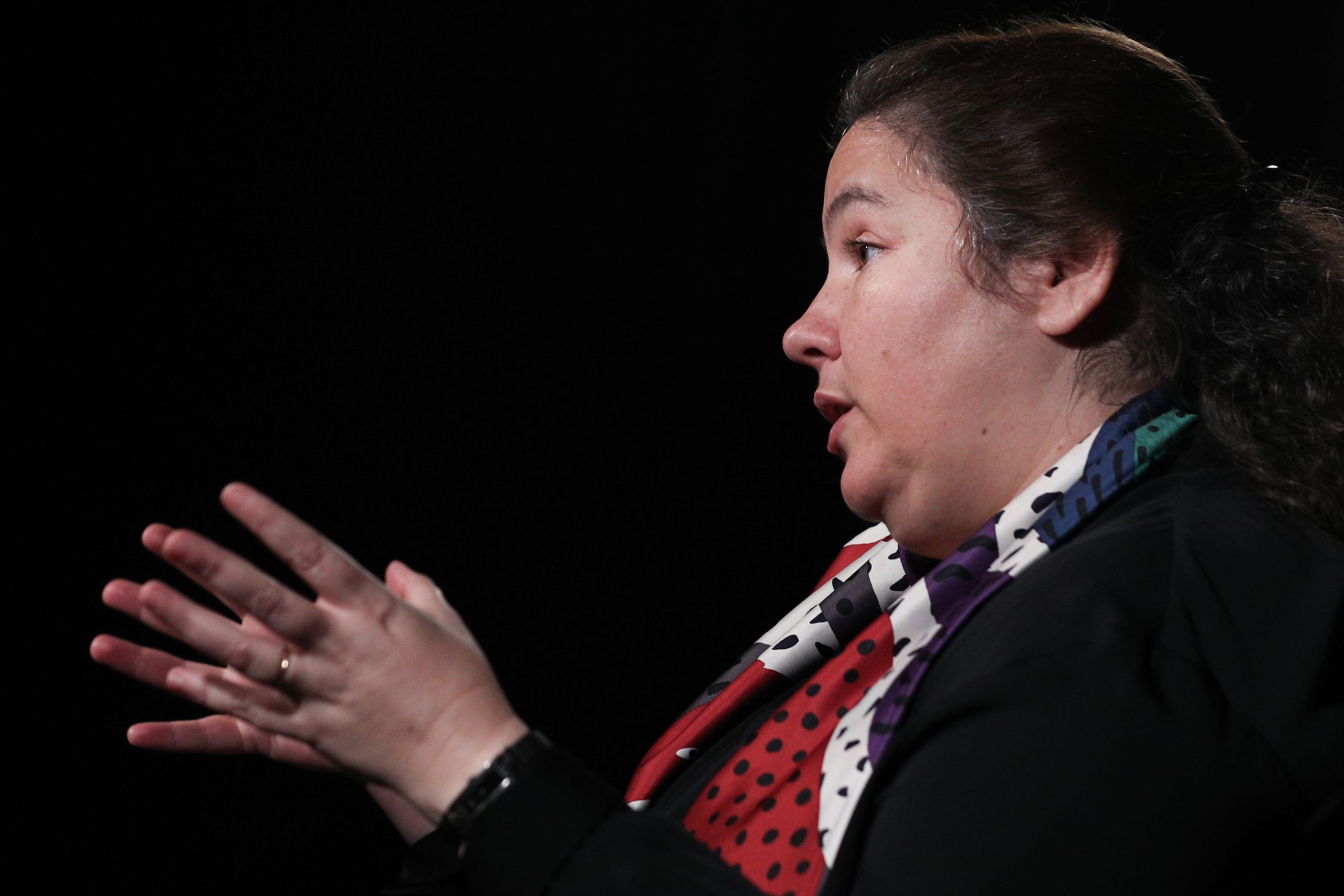 Ministra recusa estar a adiar descentralização e diz que há apenas redefinição de datas