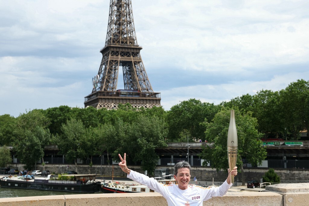 “Somos ambos maratonistas.” Rosa Mota transportou chama olímpica em Paris e dedicou o momento a António Costa
