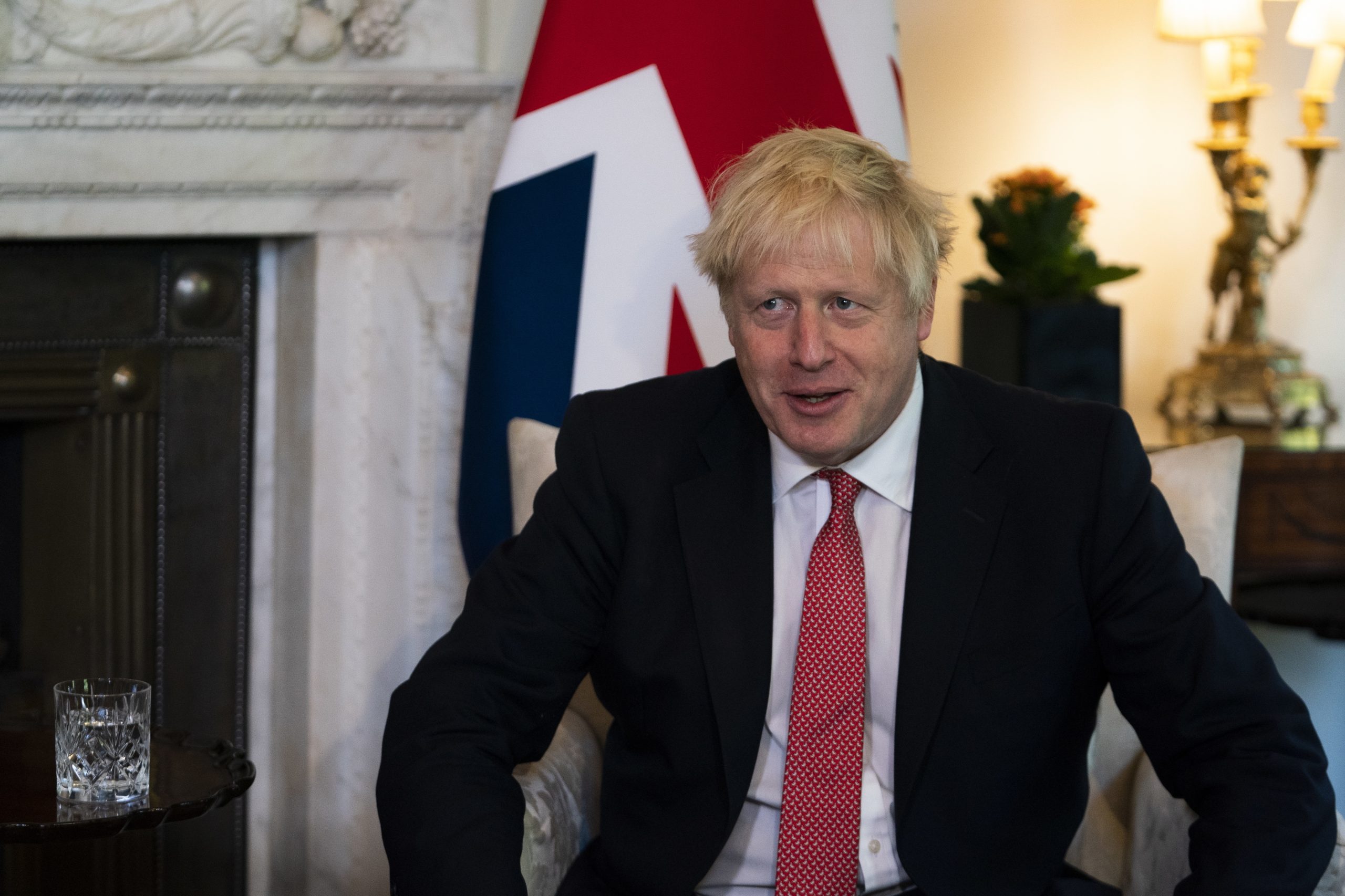 Boris Johnson responsabiliza Irão por ataque a petrolífera saudita