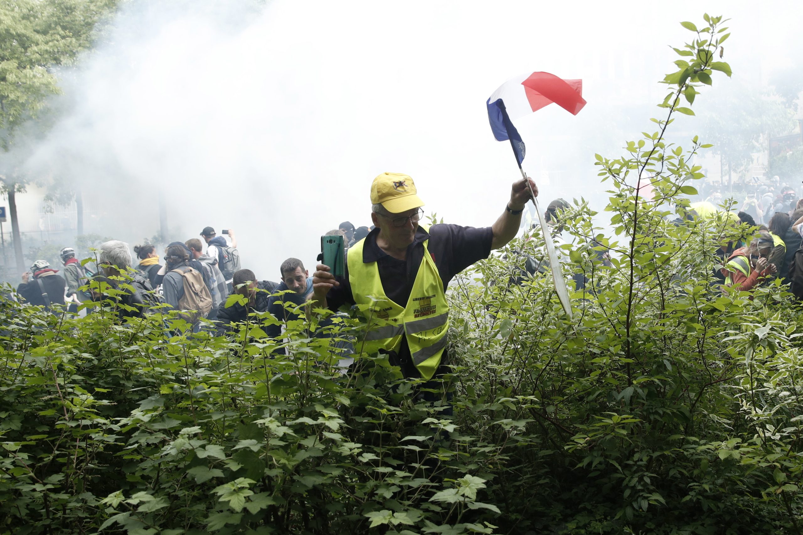 Cerca de 15.500 “coletes amarelos” manifestam-se em França pelo 27º sábado
