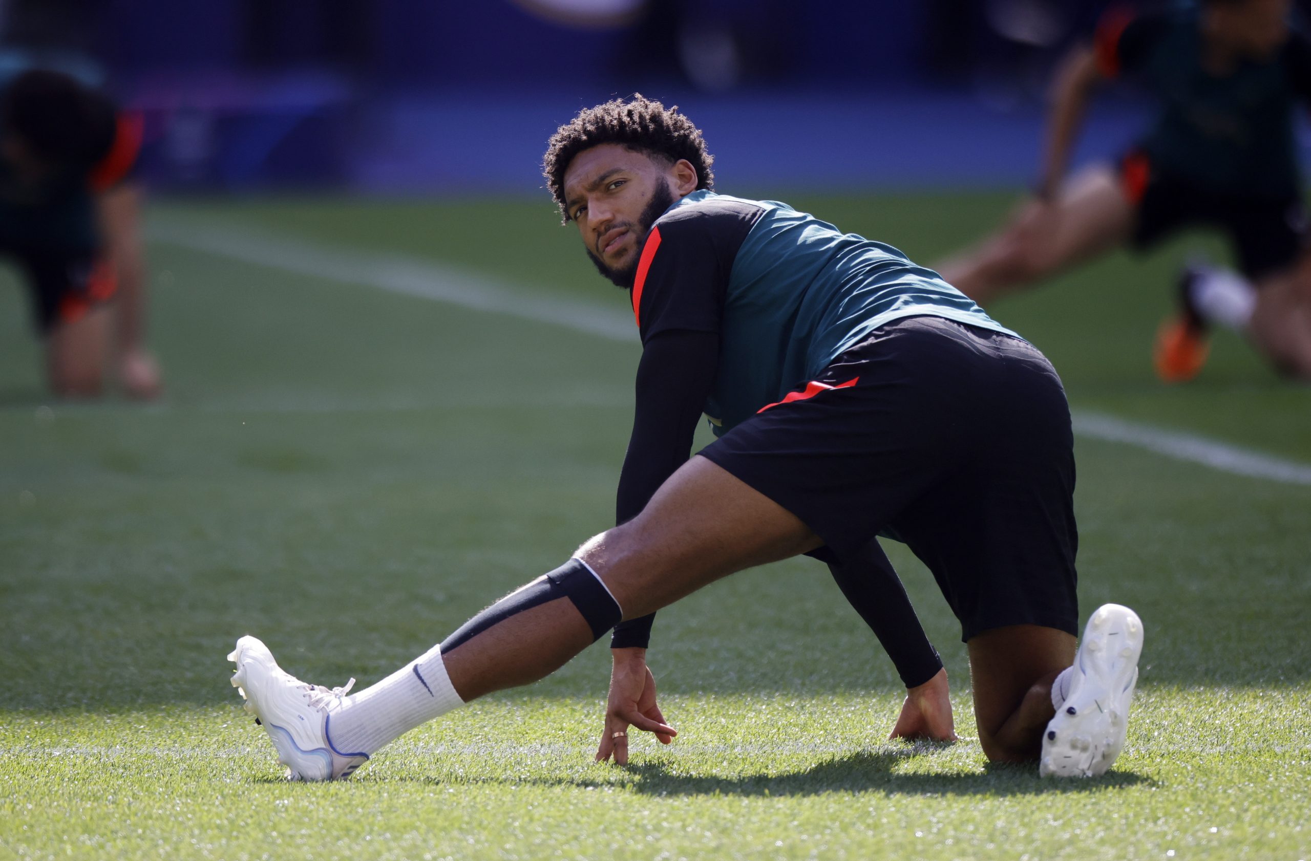 Joe Gomez prolonga ligação com Liverpool ao assinar contrato de longo prazo
