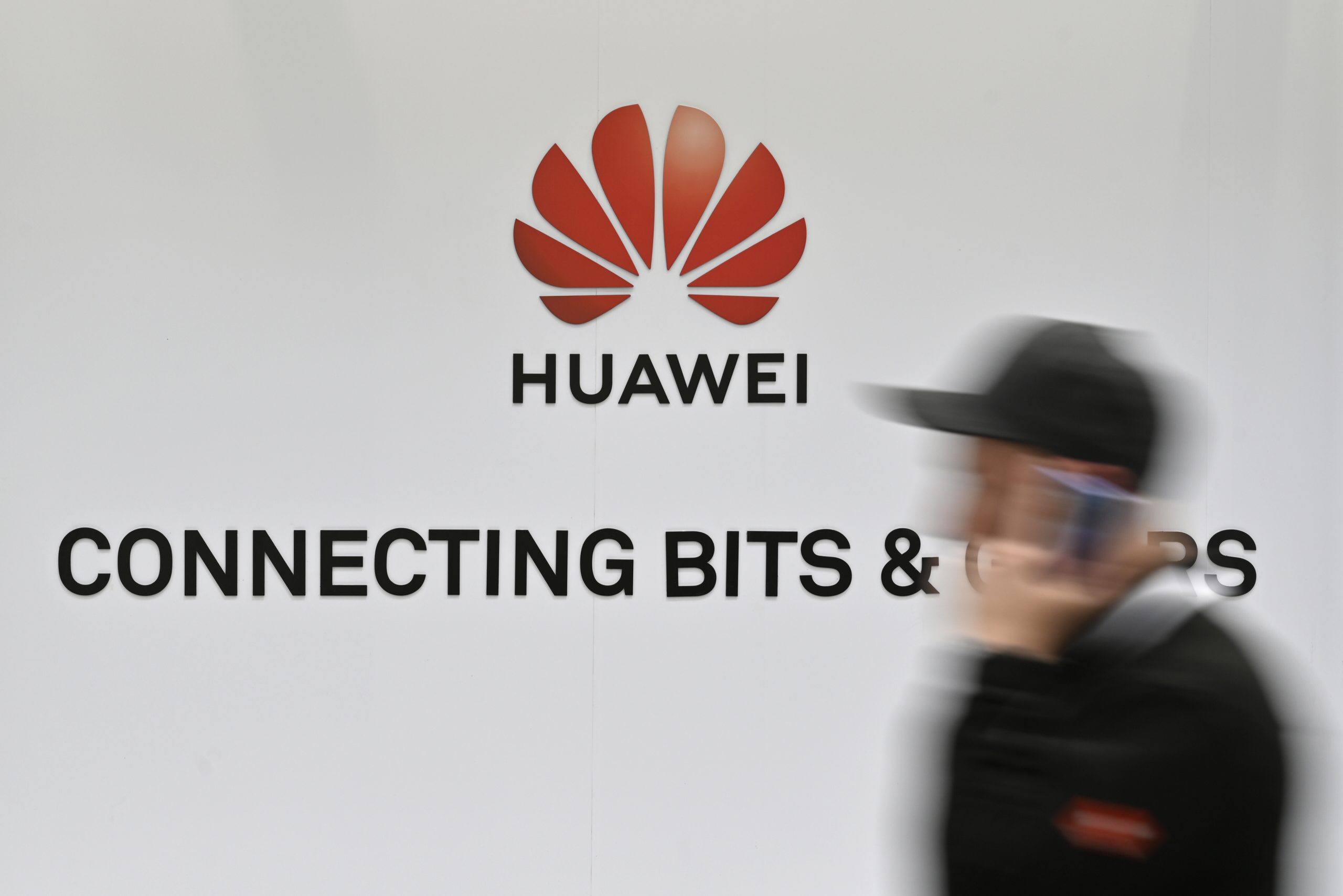 Vendas da Huawei aumentaram, mas crescimento desacelerou face a pressão dos EUA