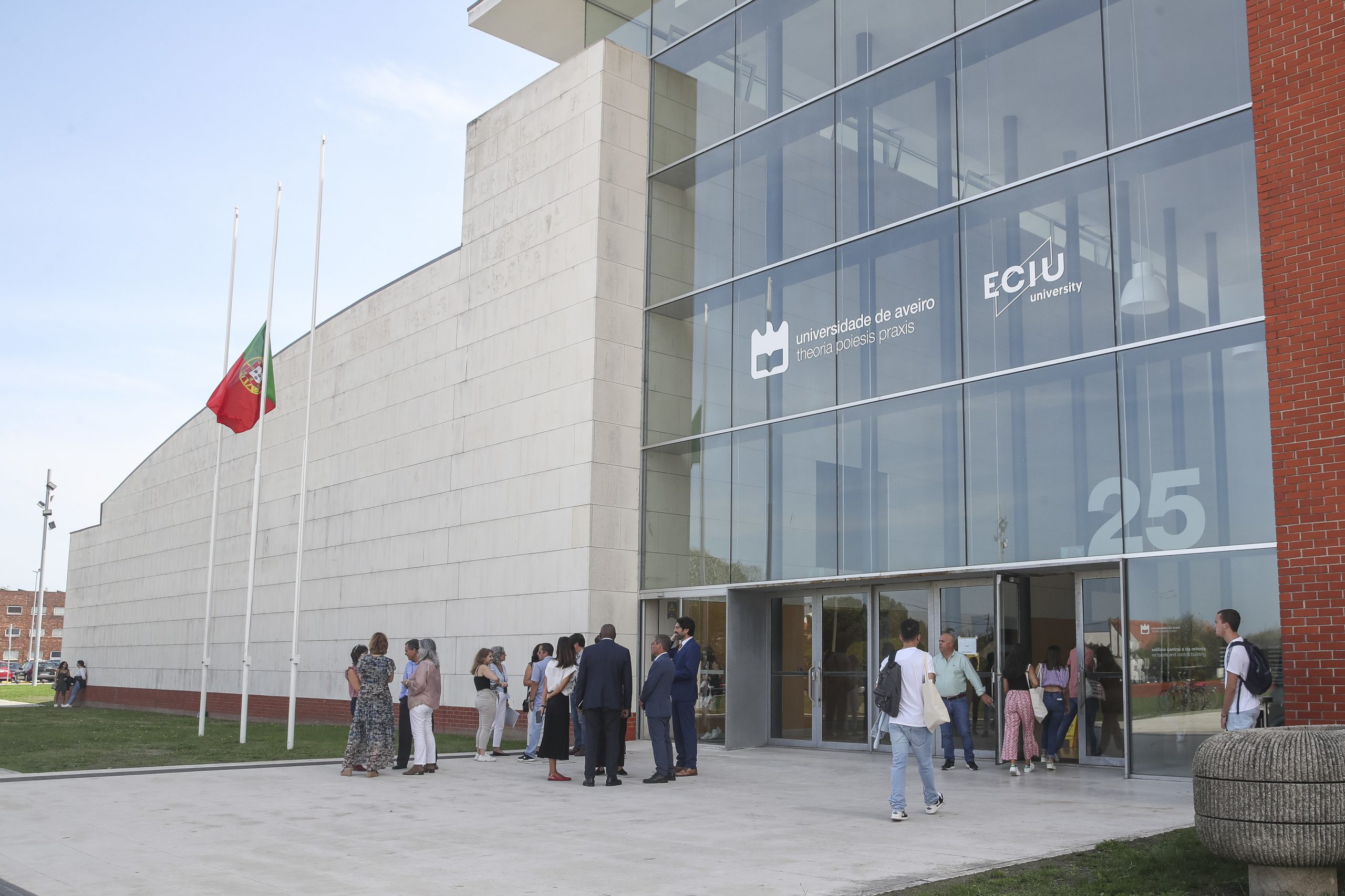 Universidades não têm dinheiro para pagar aumentos salariais anunciados pelo Governo