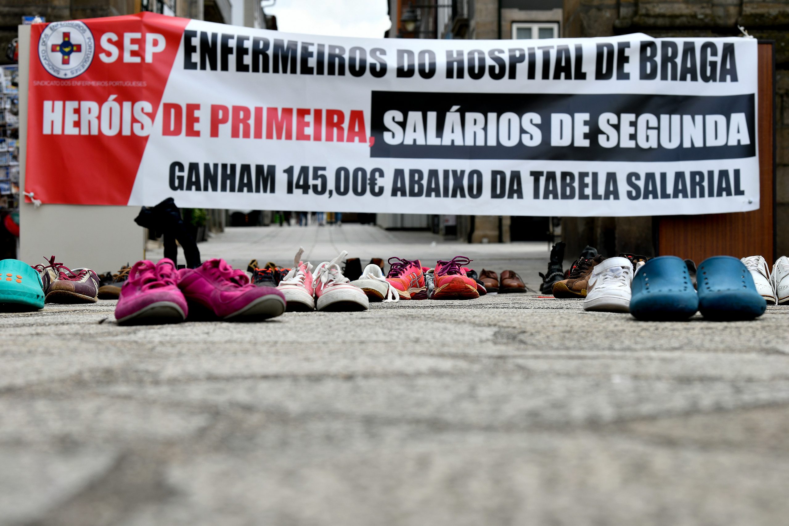 Três enfermeiros e 100 pares de sapatos “manifestam-se” pela valorização da carreira