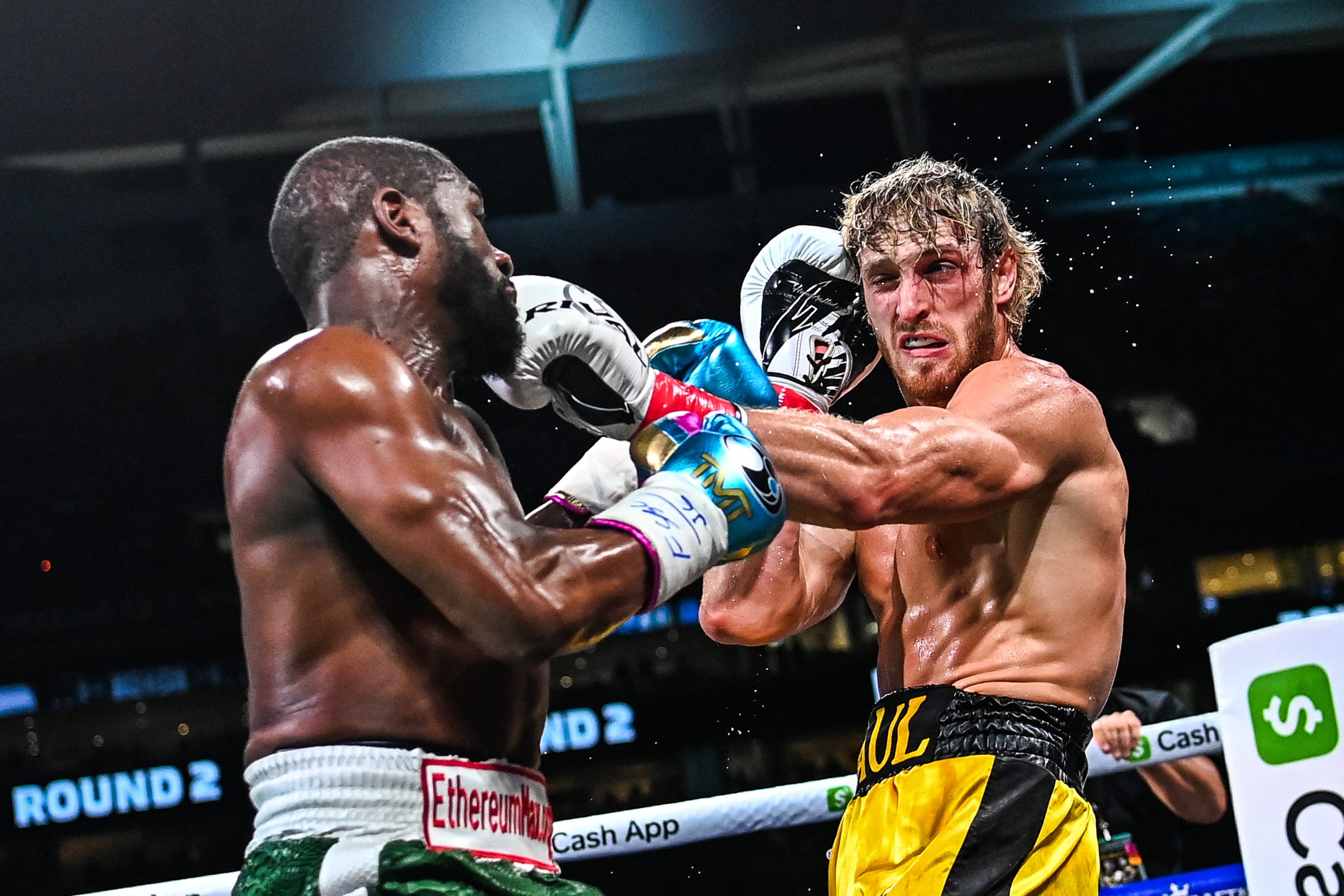 Combate de exibição entre Floyd Mayweather e Logan Paul termina sem vencedor