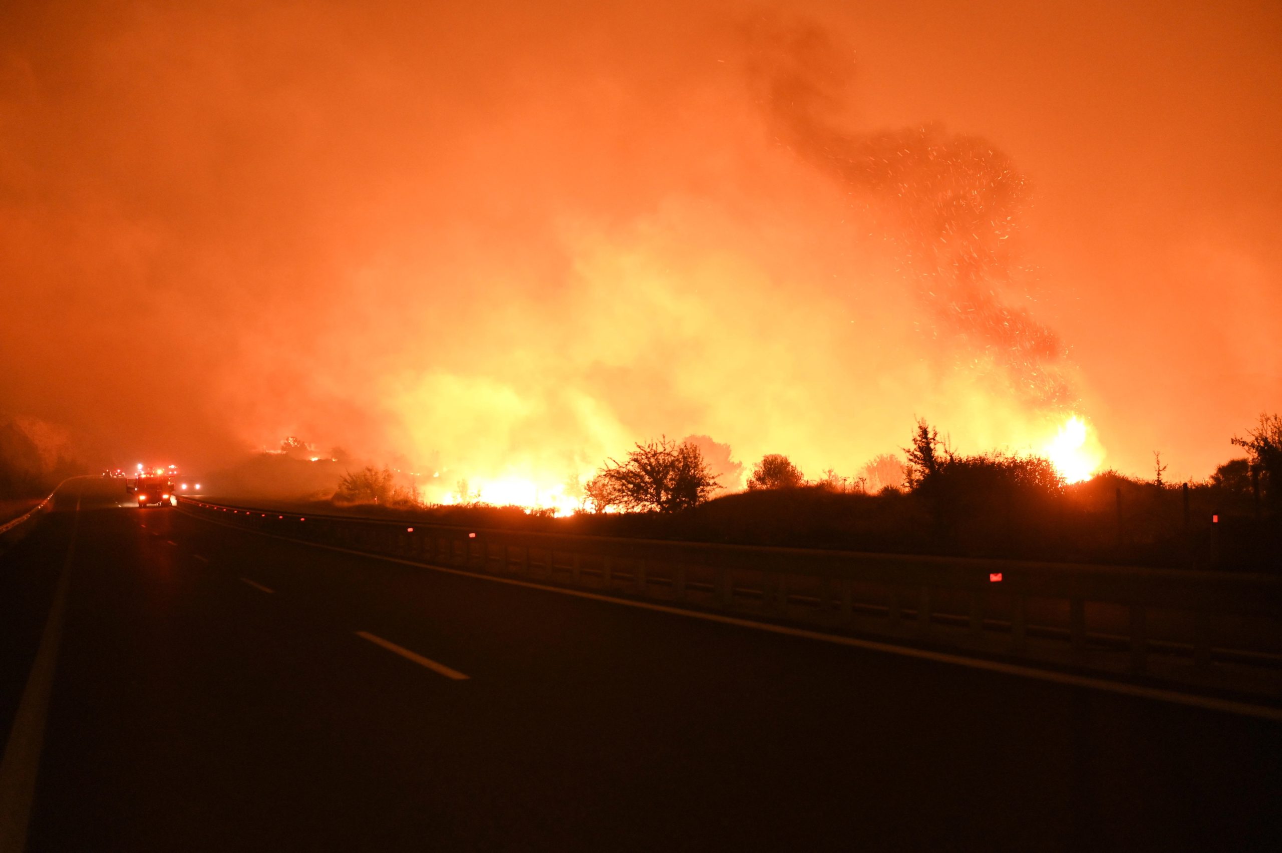 Situação dos incêndios na Grécia melhora, com três frentes ainda ativas
