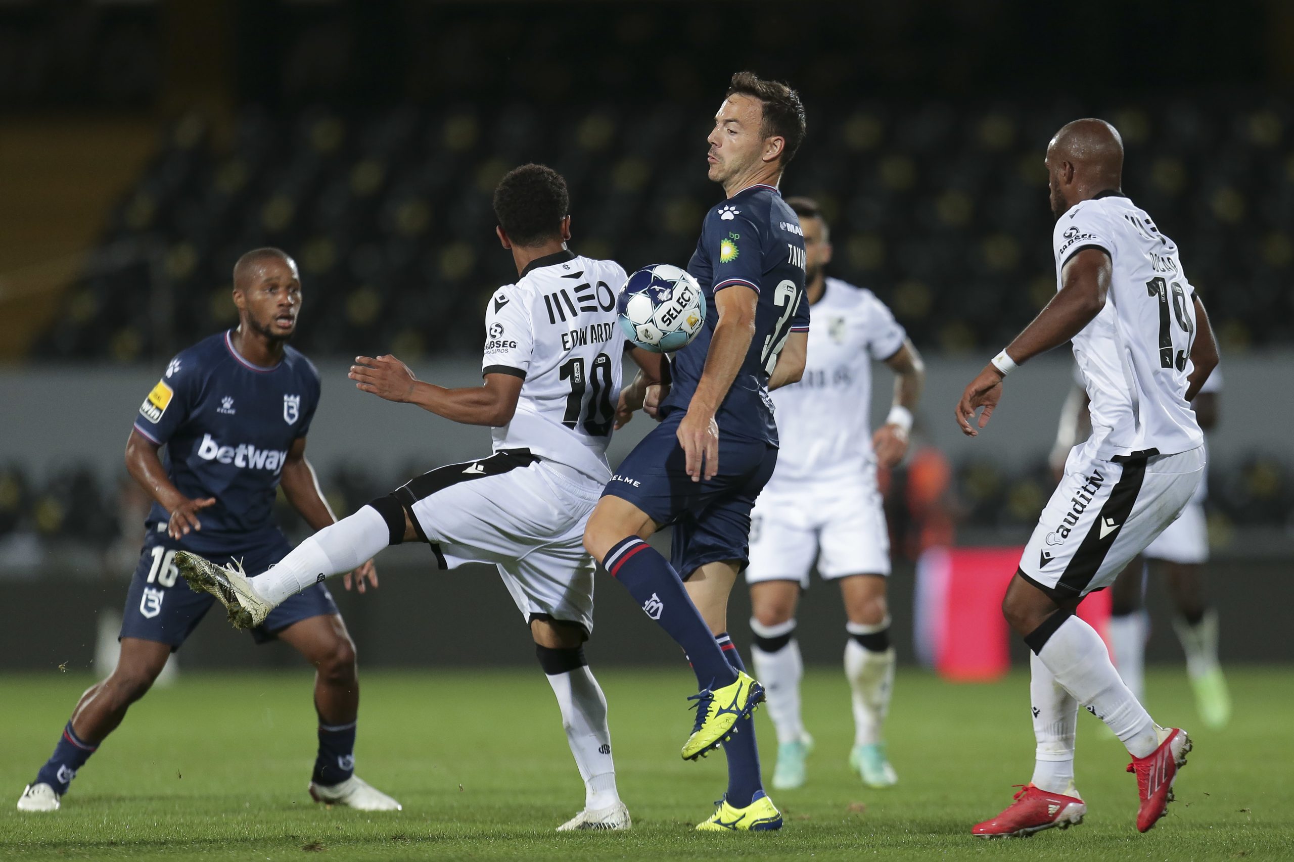 Vitória de Guimarães e Belenenses SAD empatam com vimaranenses em inferioridade