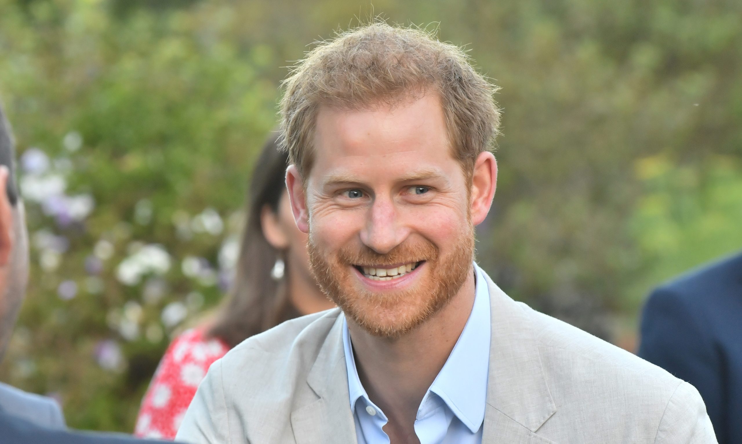 Príncipe Harry visita campo de minas em Angola visitado pela mãe há 22 anos