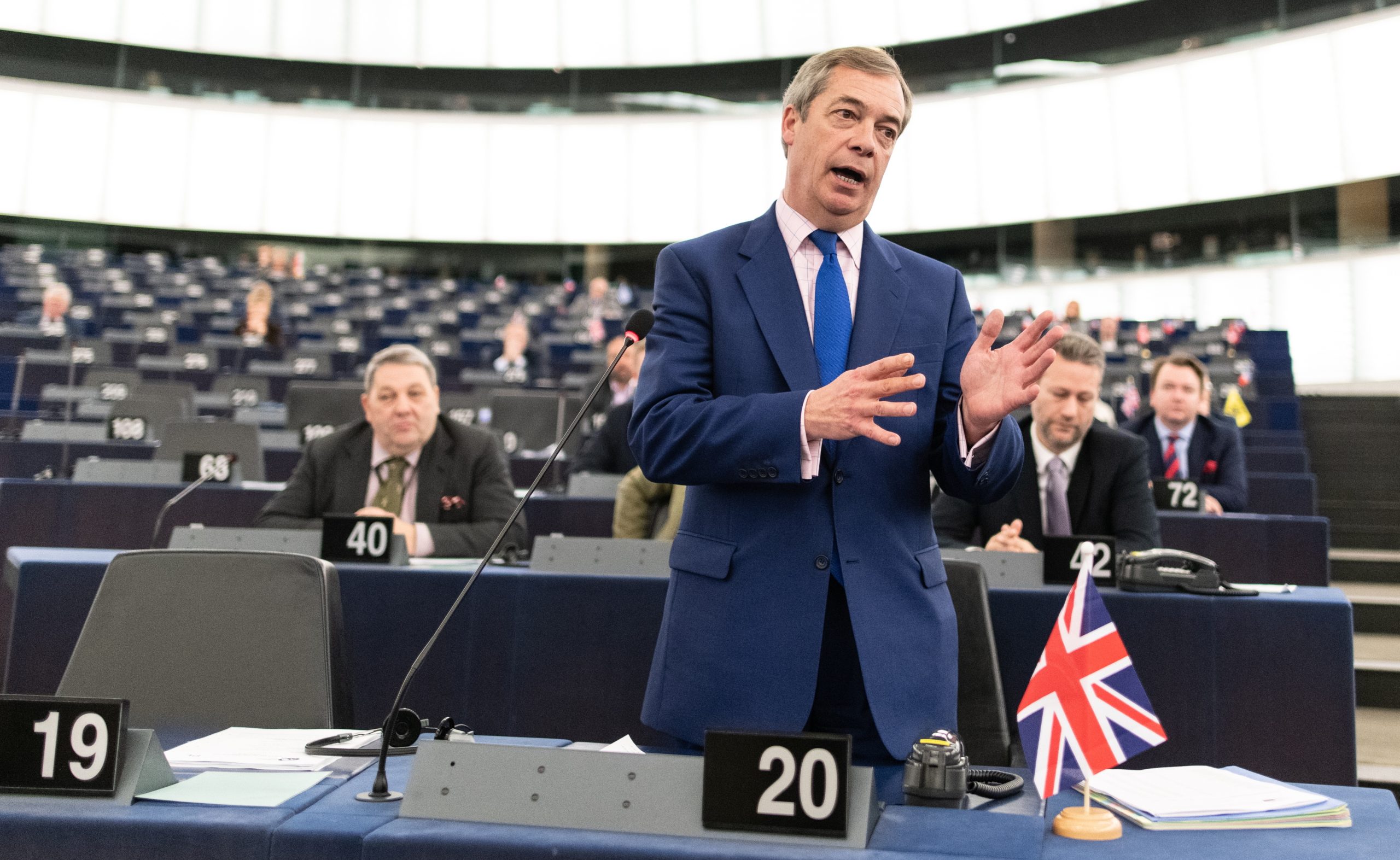 Farage defende que “solução simples” é saída sem acordo em 29 de março