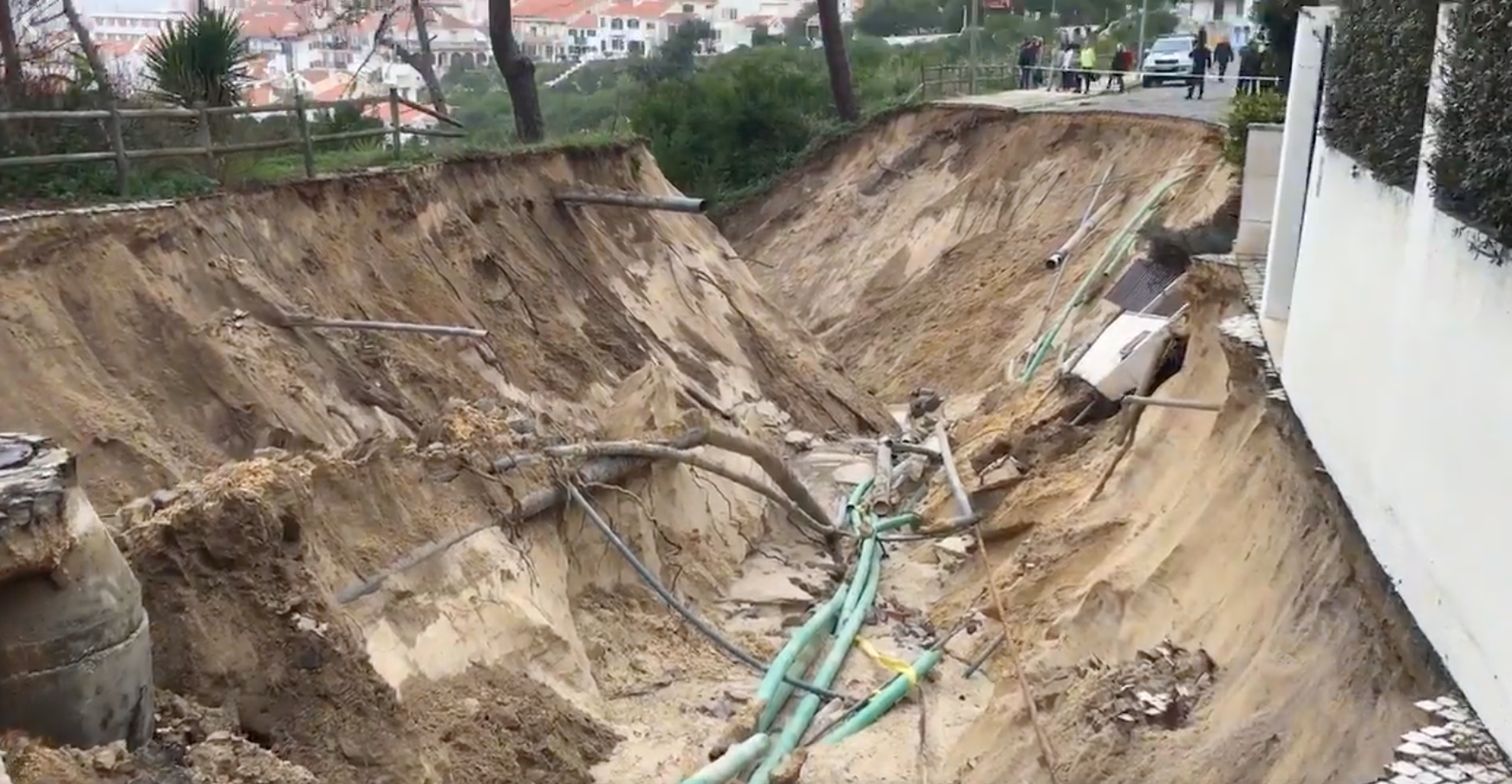 Rebentamento de conduta de água abre “cratera” de 20 metros em São Pedro de Moel