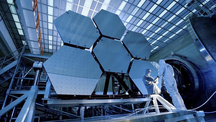 NASA mostra como se faz instalação de espelhos num telescópio