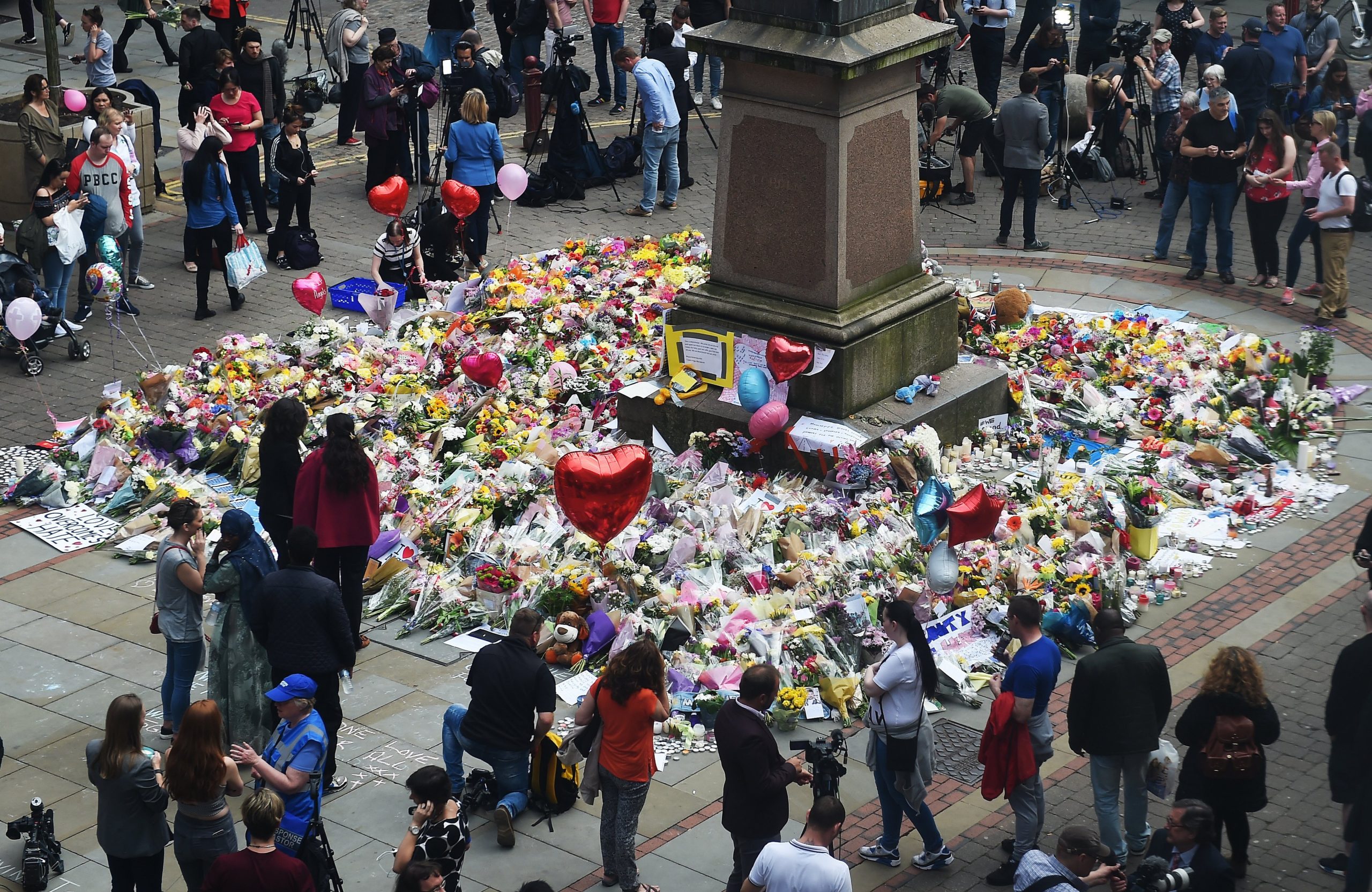 United e City dão um milhão de libras para apoiar vítimas de Manchester