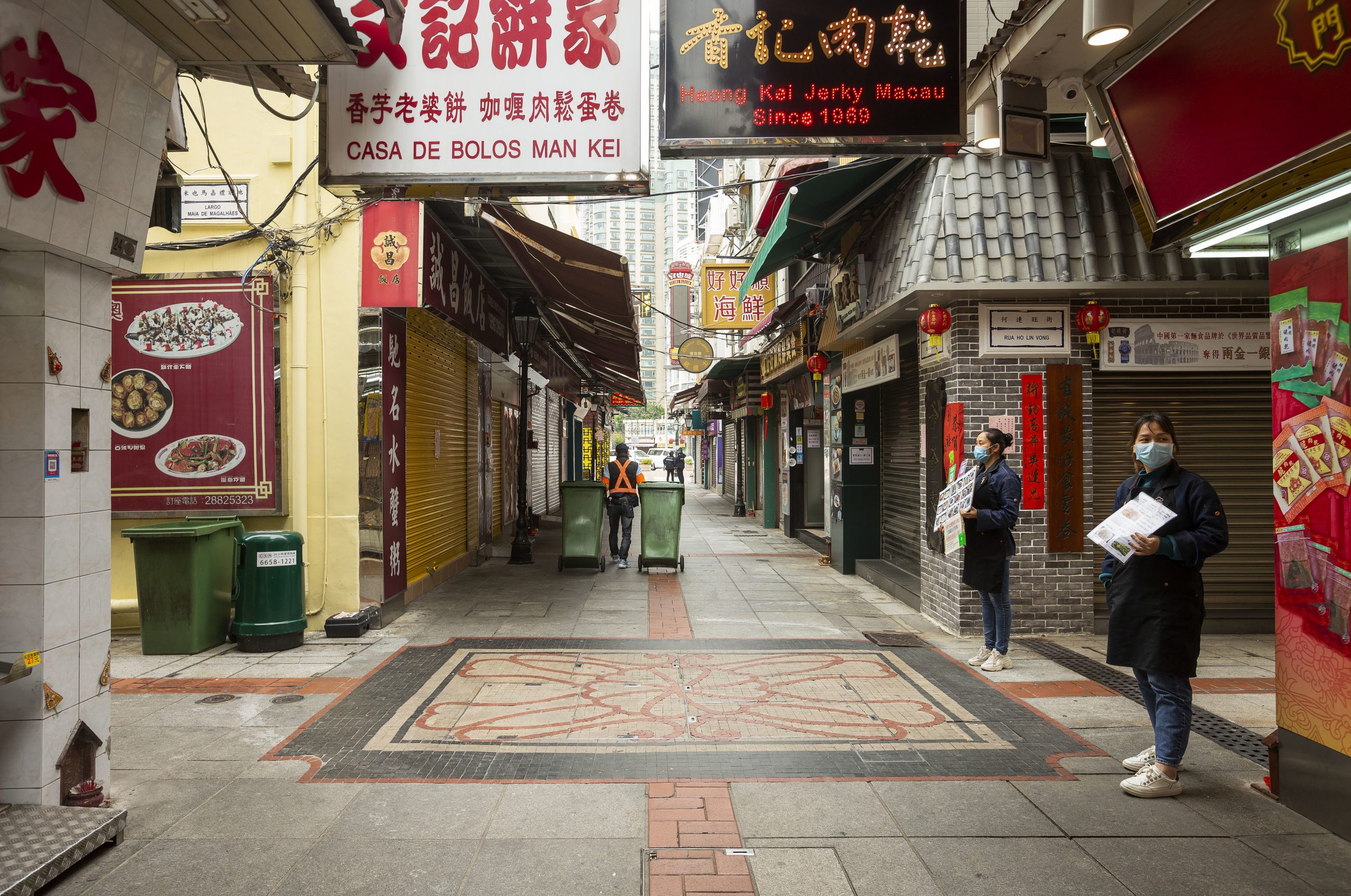 Covid-19: Passear cães em Macau pode dar prisão