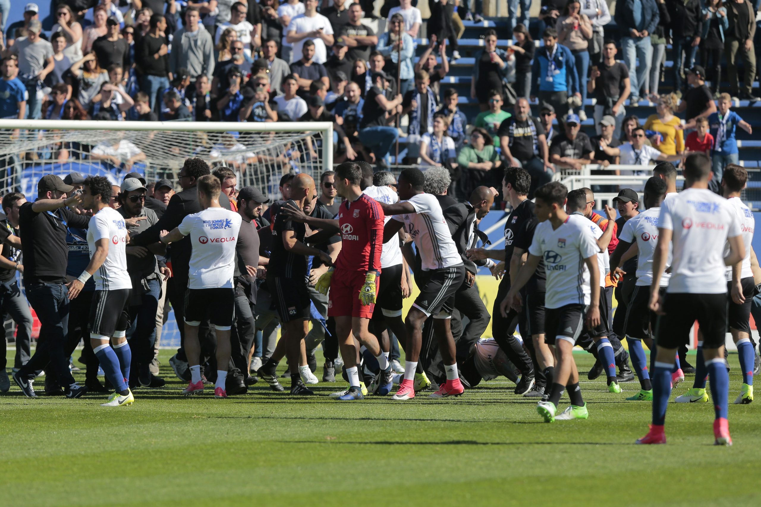 Bastia-Lyon interrompido após nova (no mesmo jogo) agressão de adeptos a jogadores