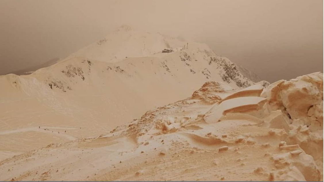 Depois da neve no deserto, o deserto na neve. A poeira do Sahara pintou de laranja a neve dos países de leste