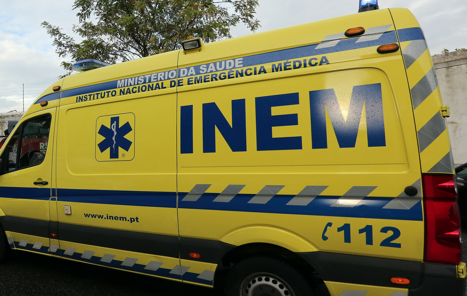 Queda de viatura numa ravina na serra da Lousã provoca um morto e dois feridos graves