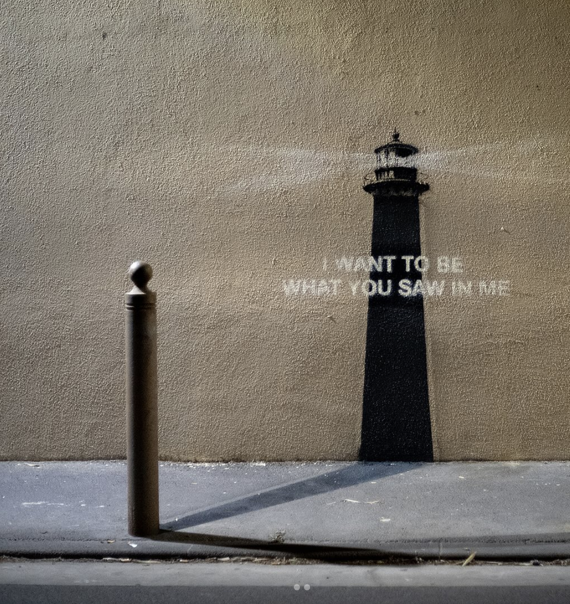 Um farol misterioso. Ainda não se sabe onde está a nova obra de Bansky
