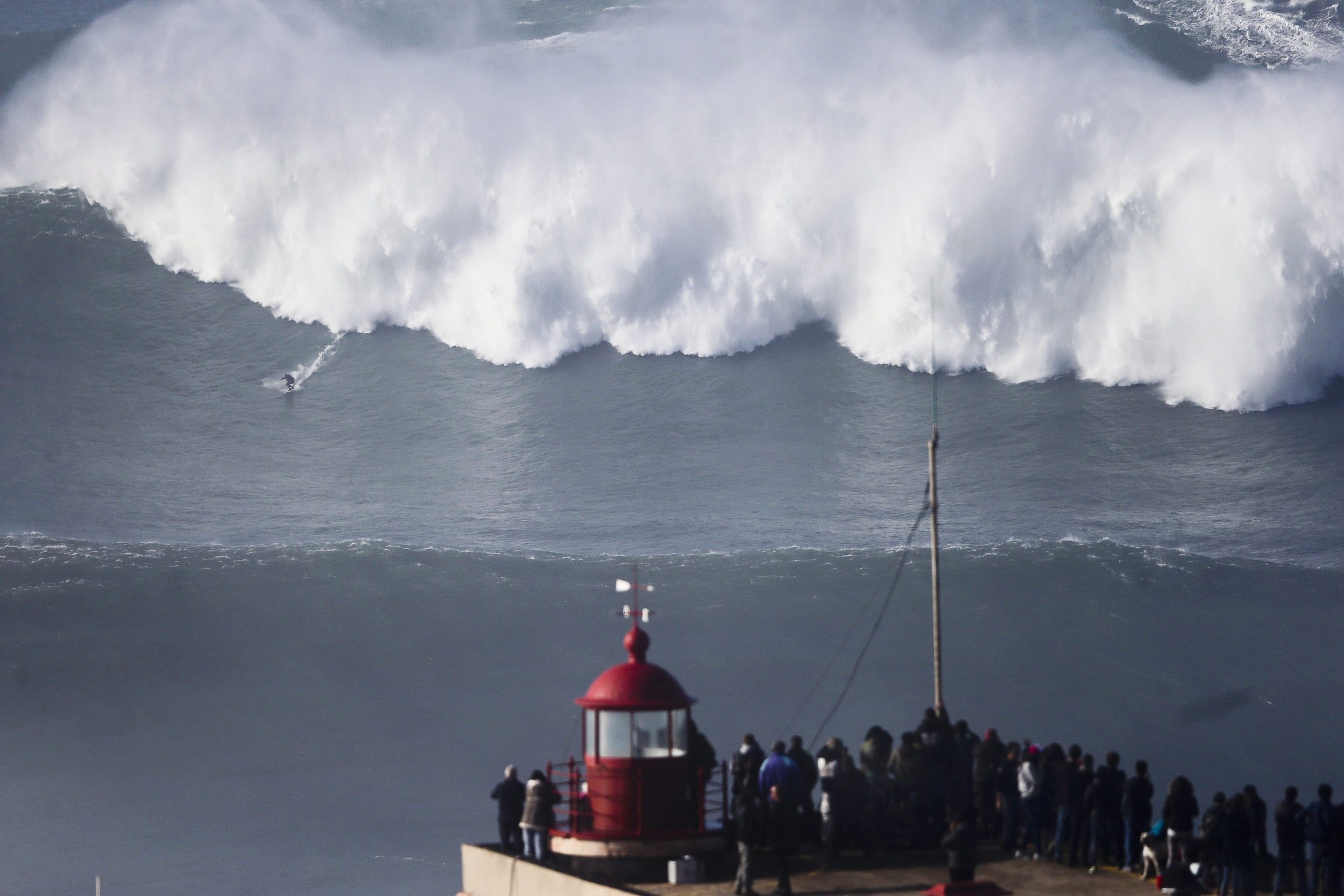 A maior onda do mundo é (outra vez) da Nazaré