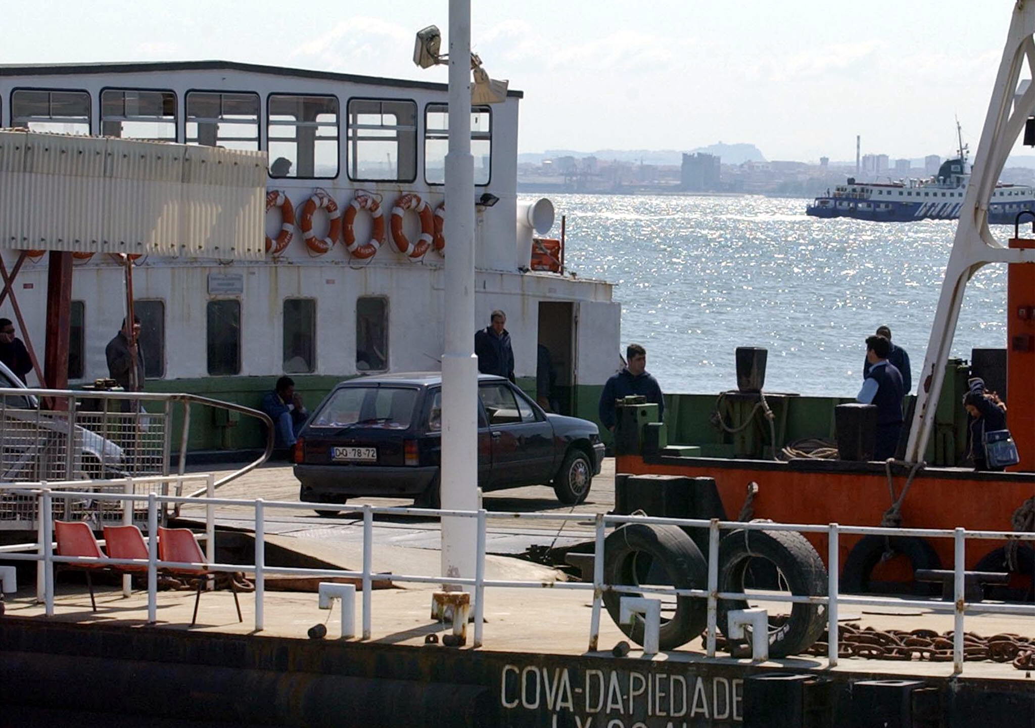 Embarcação da Transtejo resgata três homens que naufragaram no rio Tejo