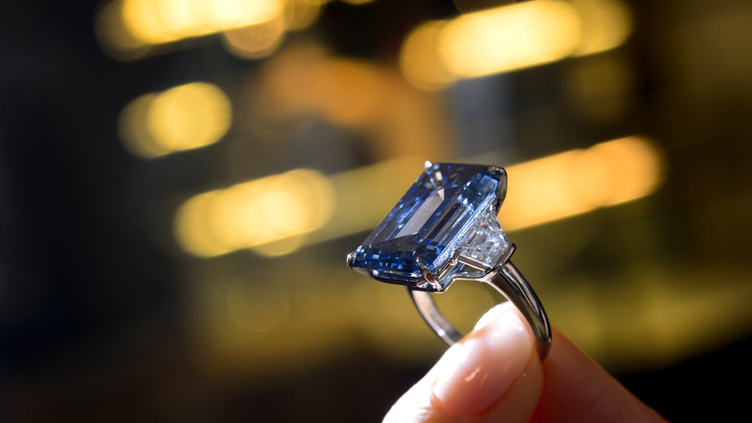Novo recorde: Diamante azul leiloado por 44 milhões de euros