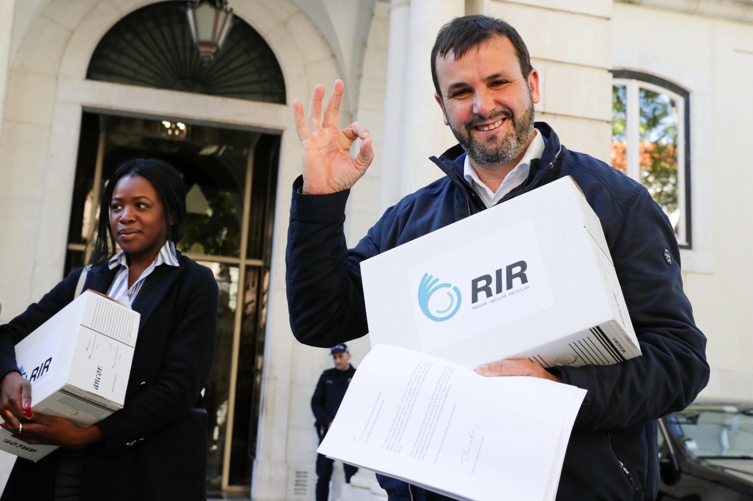 “Tino de Rans” diz-se “candidato do povo” às presidenciais — com gabinete “na rua”