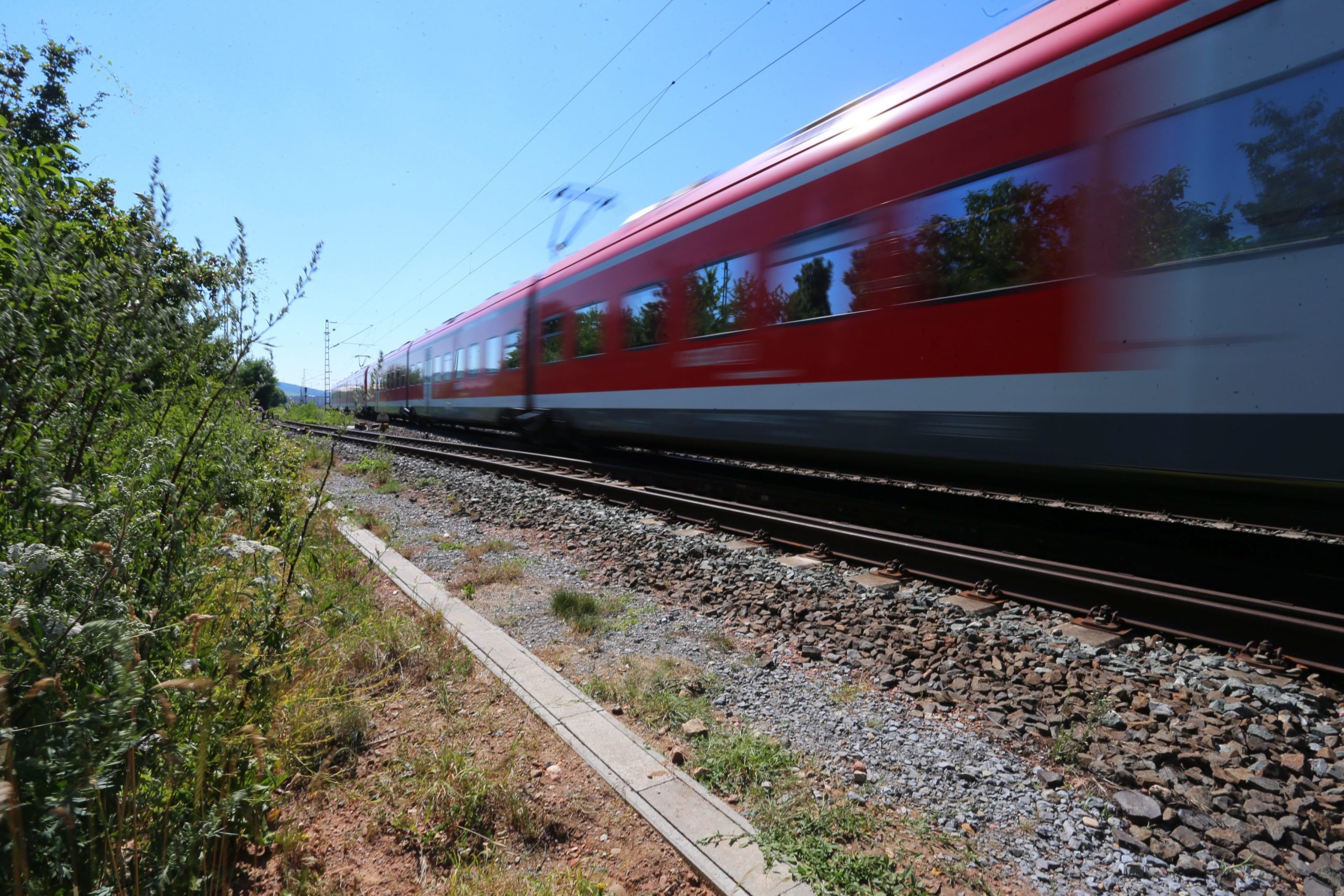 Aposta de sucessivos governos na rodovia penalizou ferrovia, diz ministro das Infraestruturas