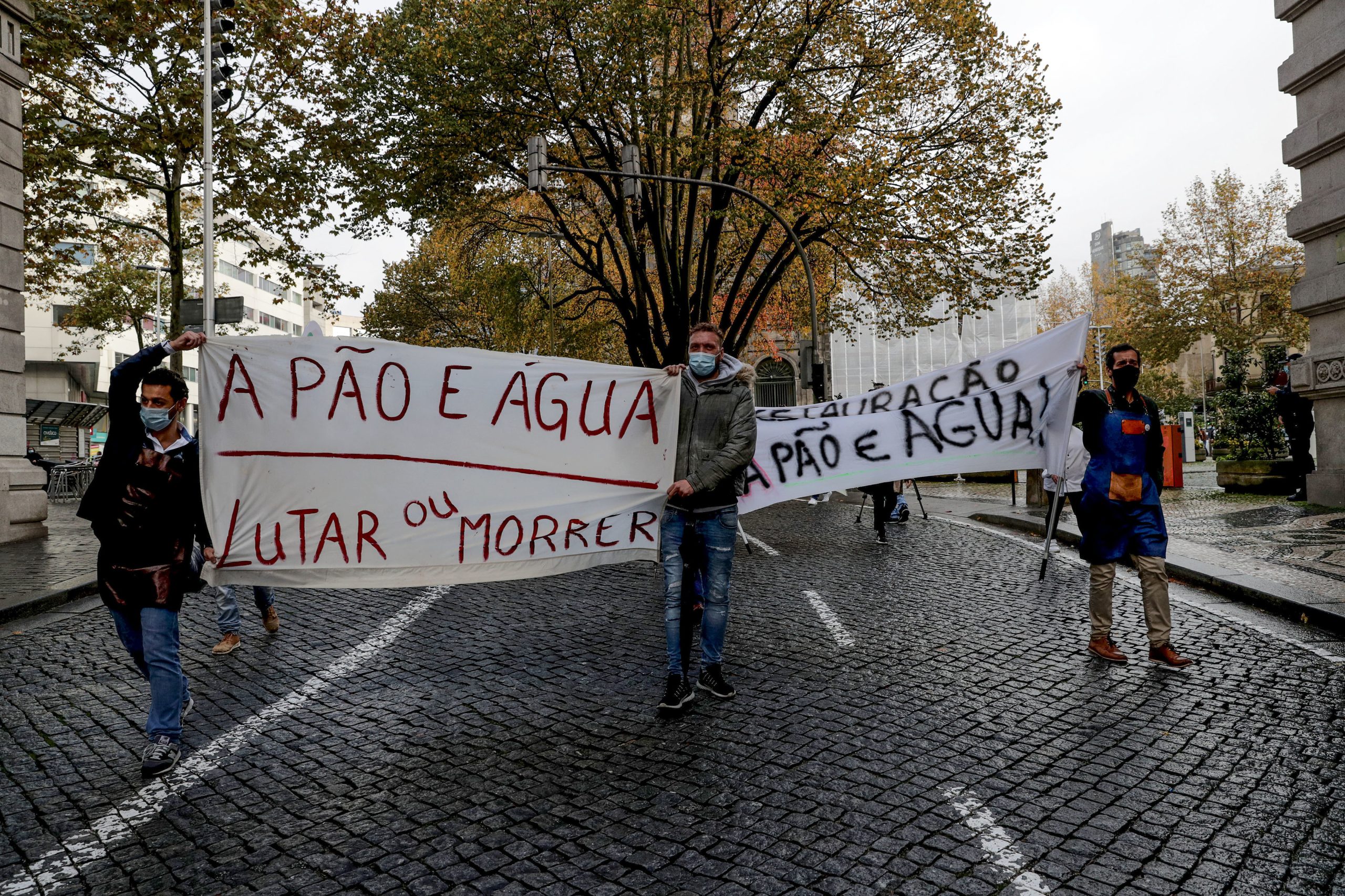 Empresários da restauração, comércio e hotelaria protestam no Porto