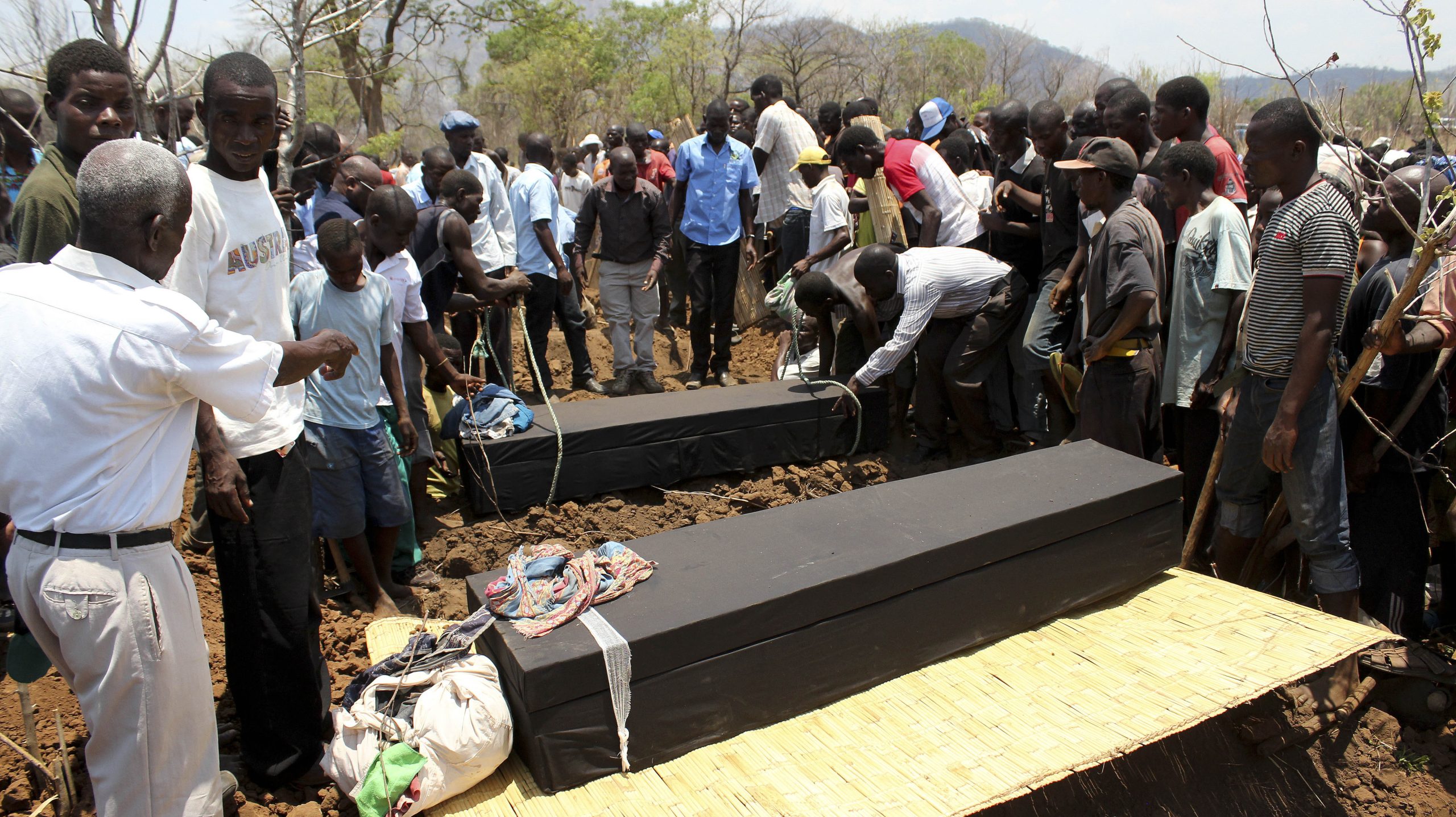 Sobe para 80 o número de mortos na explosão de um camião-cisterna em Moçambique