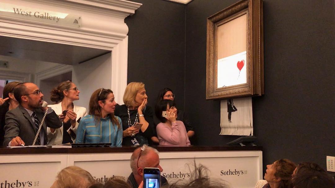Obra de Banksy autodestrói-se momentos depois de ser vendida em leilão