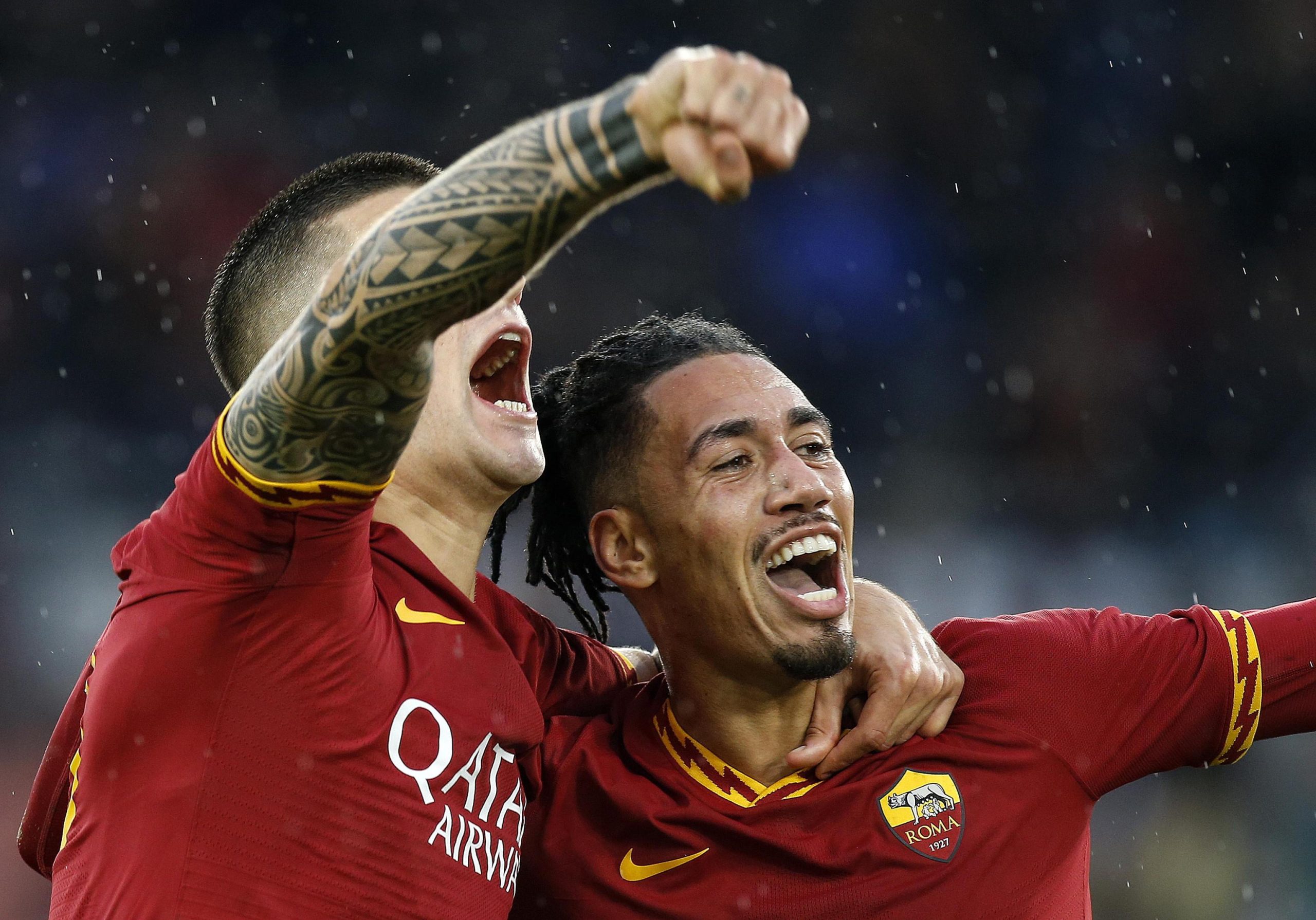 Manchester United confirma saída de Chris Smalling para a Roma, de Paulo Fonseca
