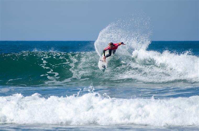 Autoridades resgatam jovem em Matosinhos na primeira vez que fez surf
