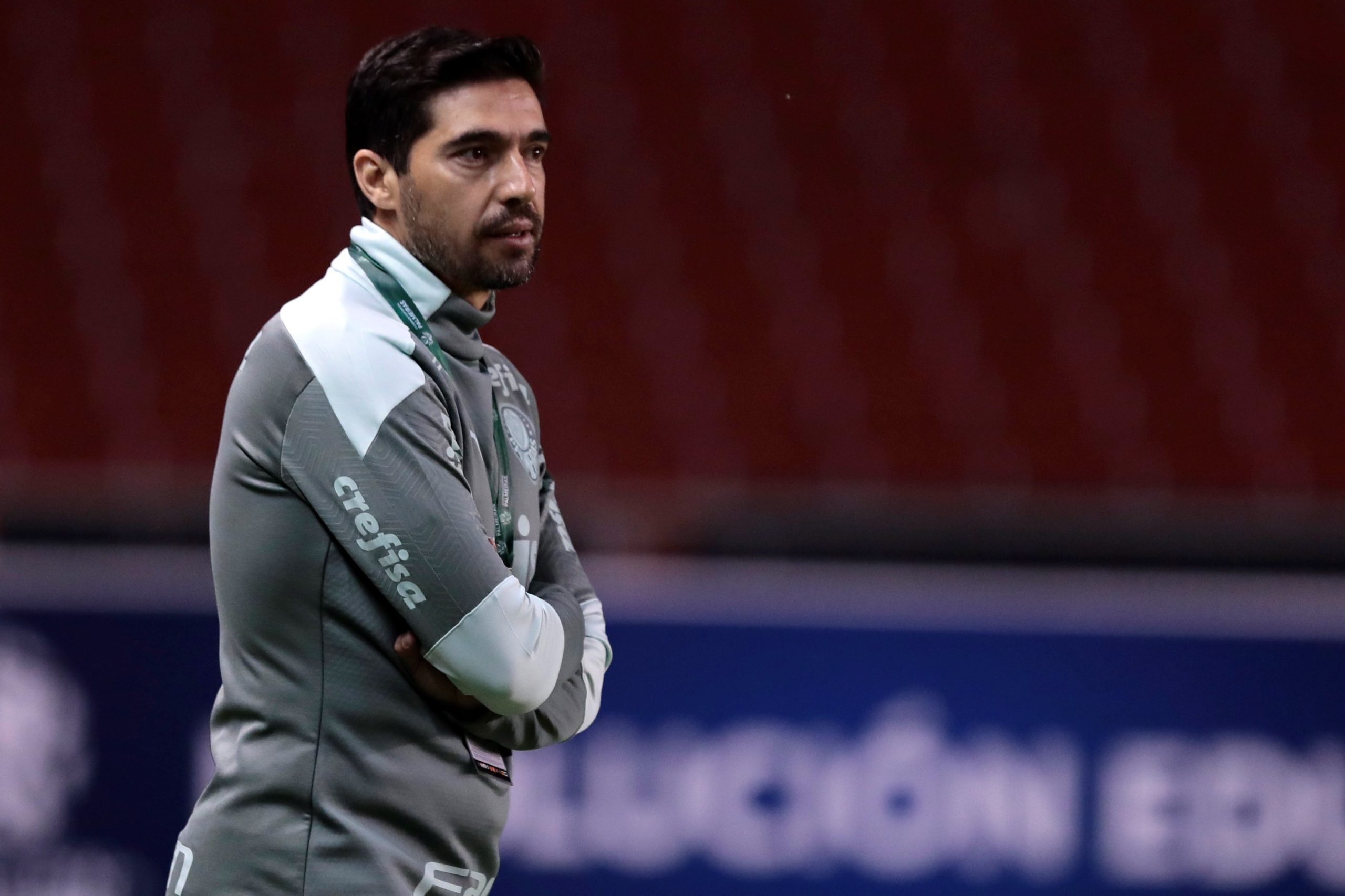 Palmeiras, de Abel Ferreira, vence com golo no último minuto mesmo reduzido a 10