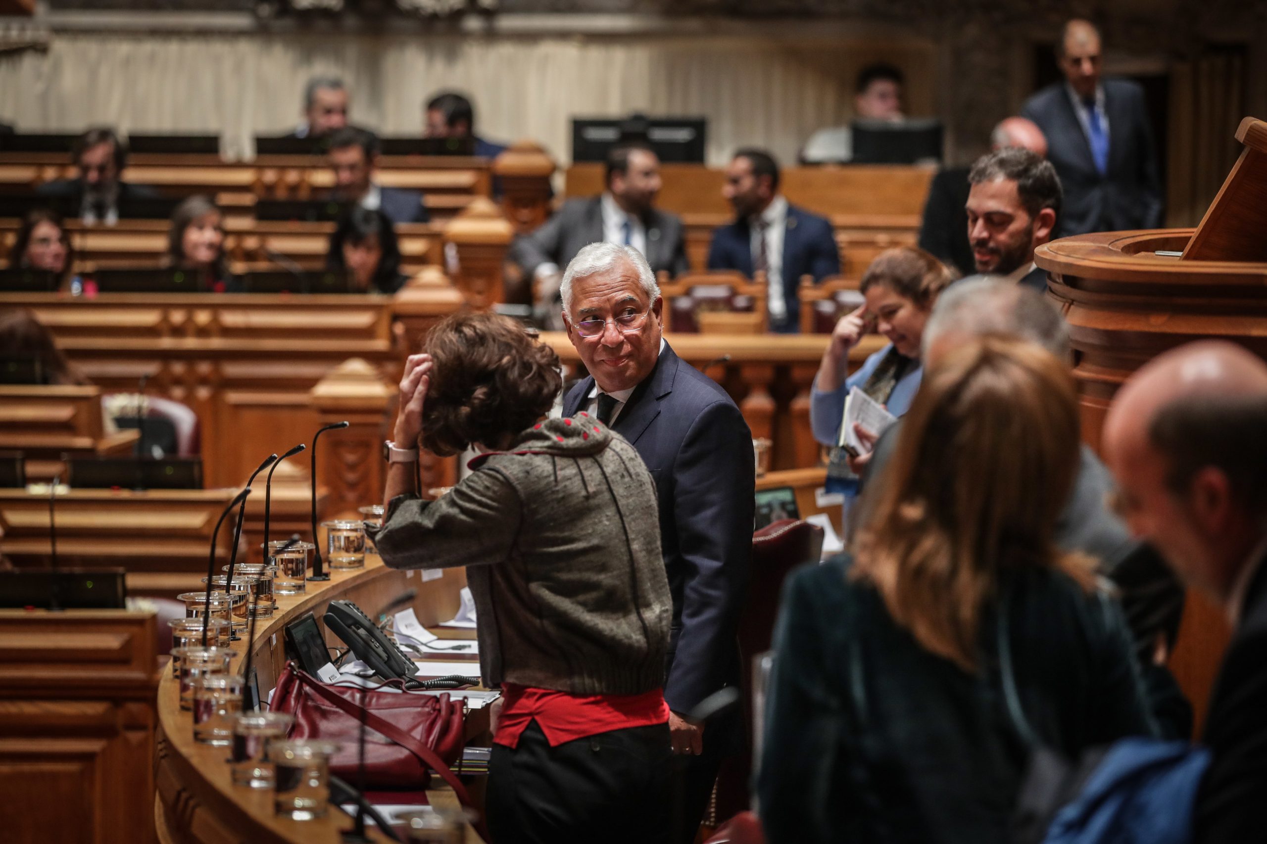 Debate quinzenal: O clima era um dos temas do dia, mas a discussão começou nos salários